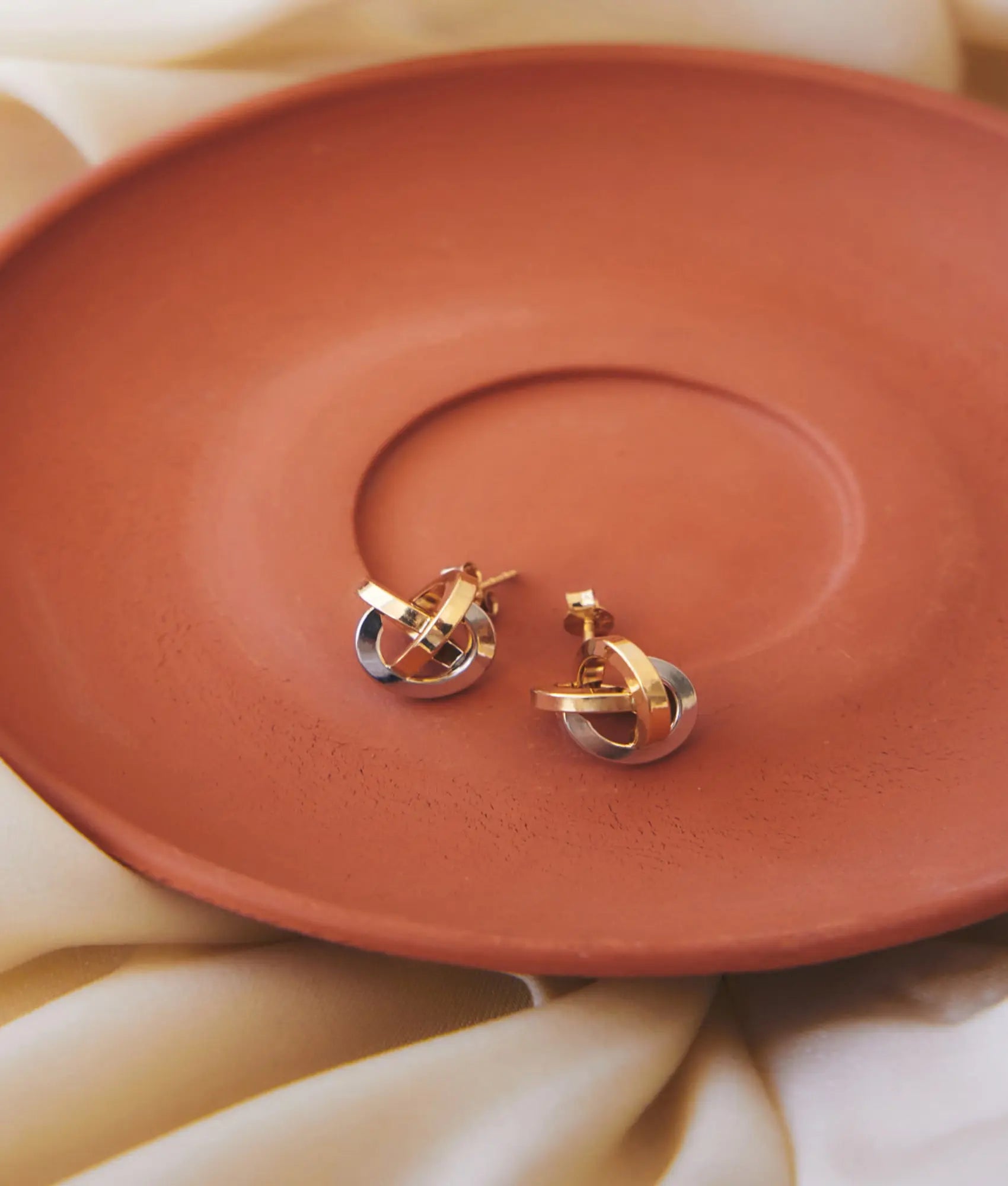 14 Ayar Altın Çift Renk Düğüm Küpe