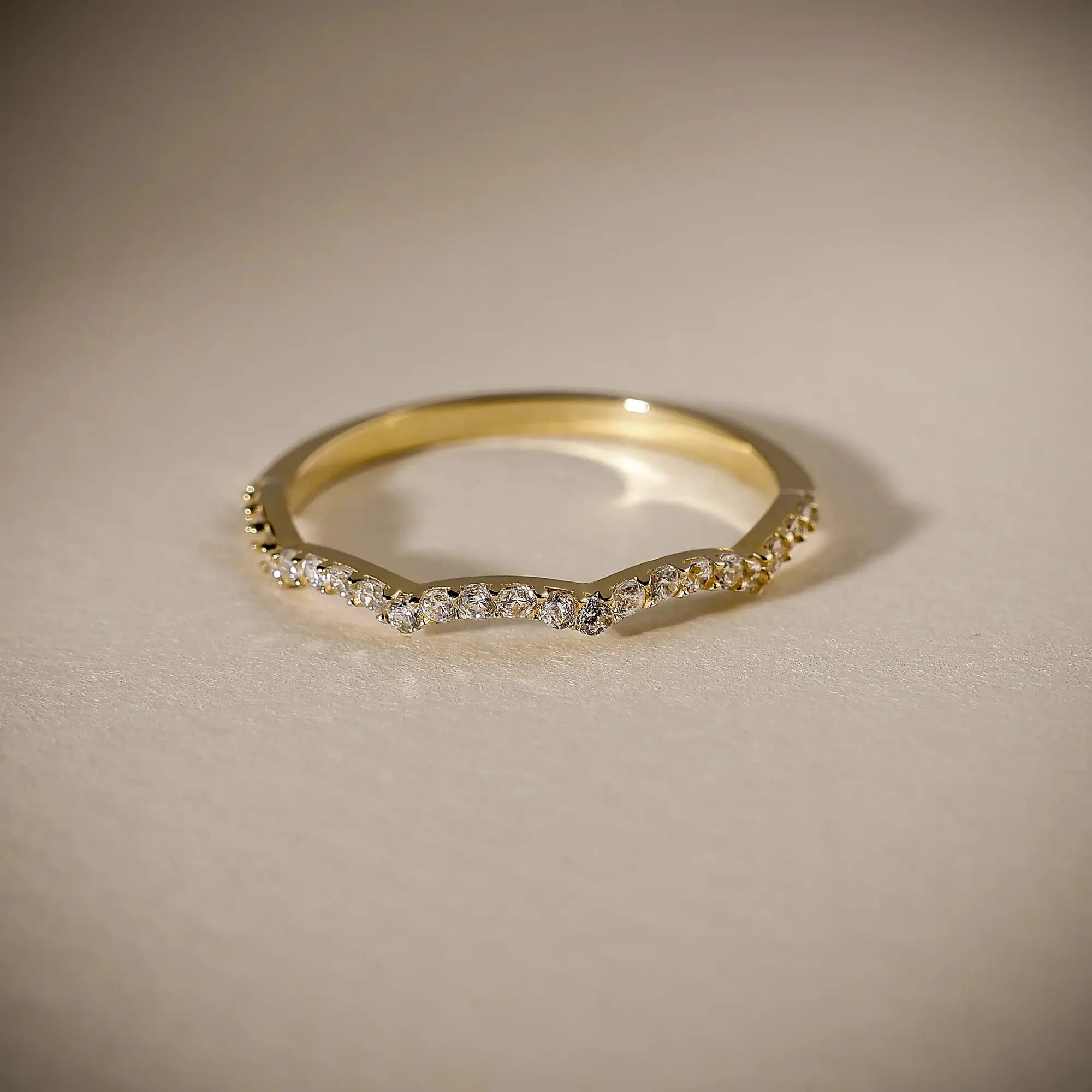 14 Ayar Altın Dalga Figürlü Mini Yüzük