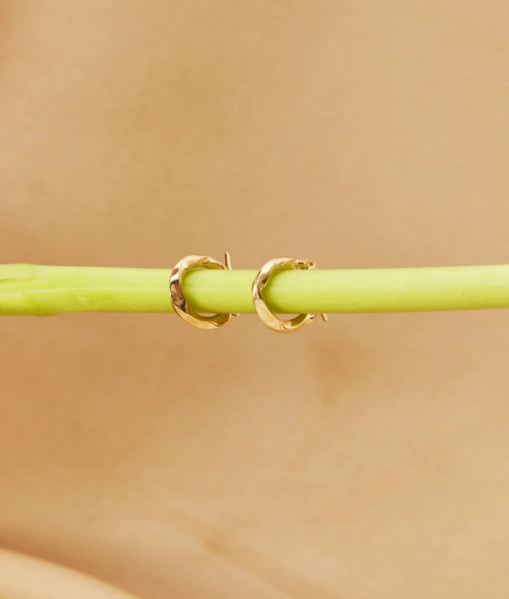 14 Ayar Altın Dalgalı Halka Küpe