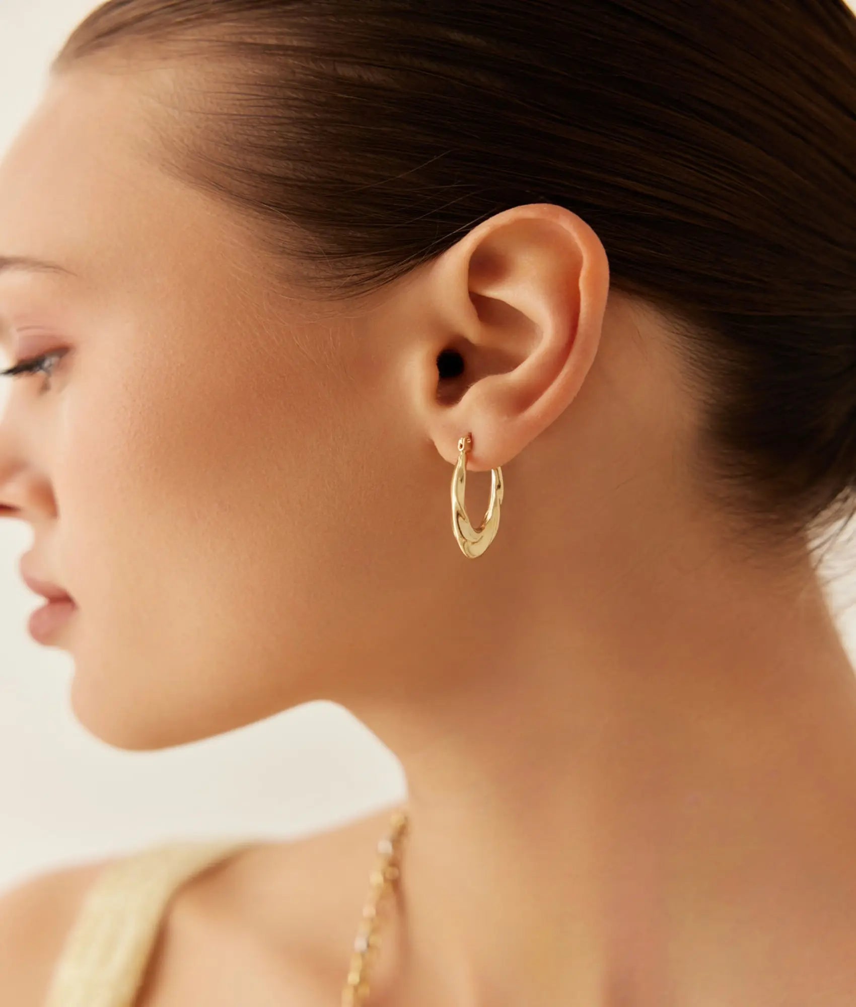 14 Ayar Altın Dalgalı Oval Küpe