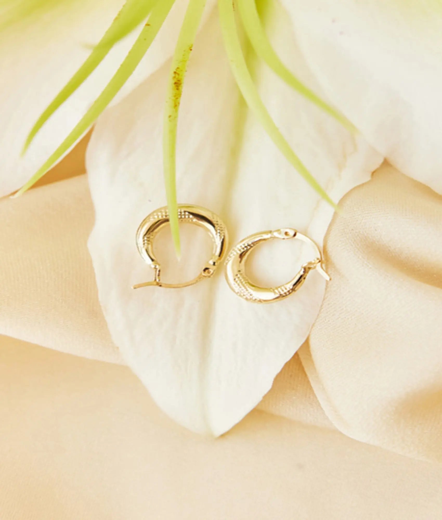 14 Ayar Altın Desenli Oval Küpe