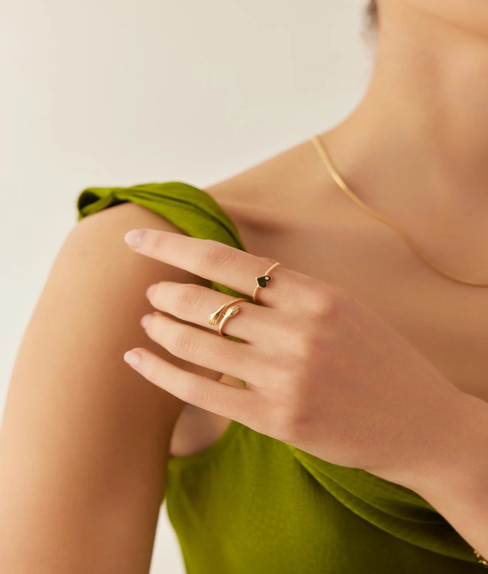 14 Ayar Altın El Ele Sarılma Yüzük