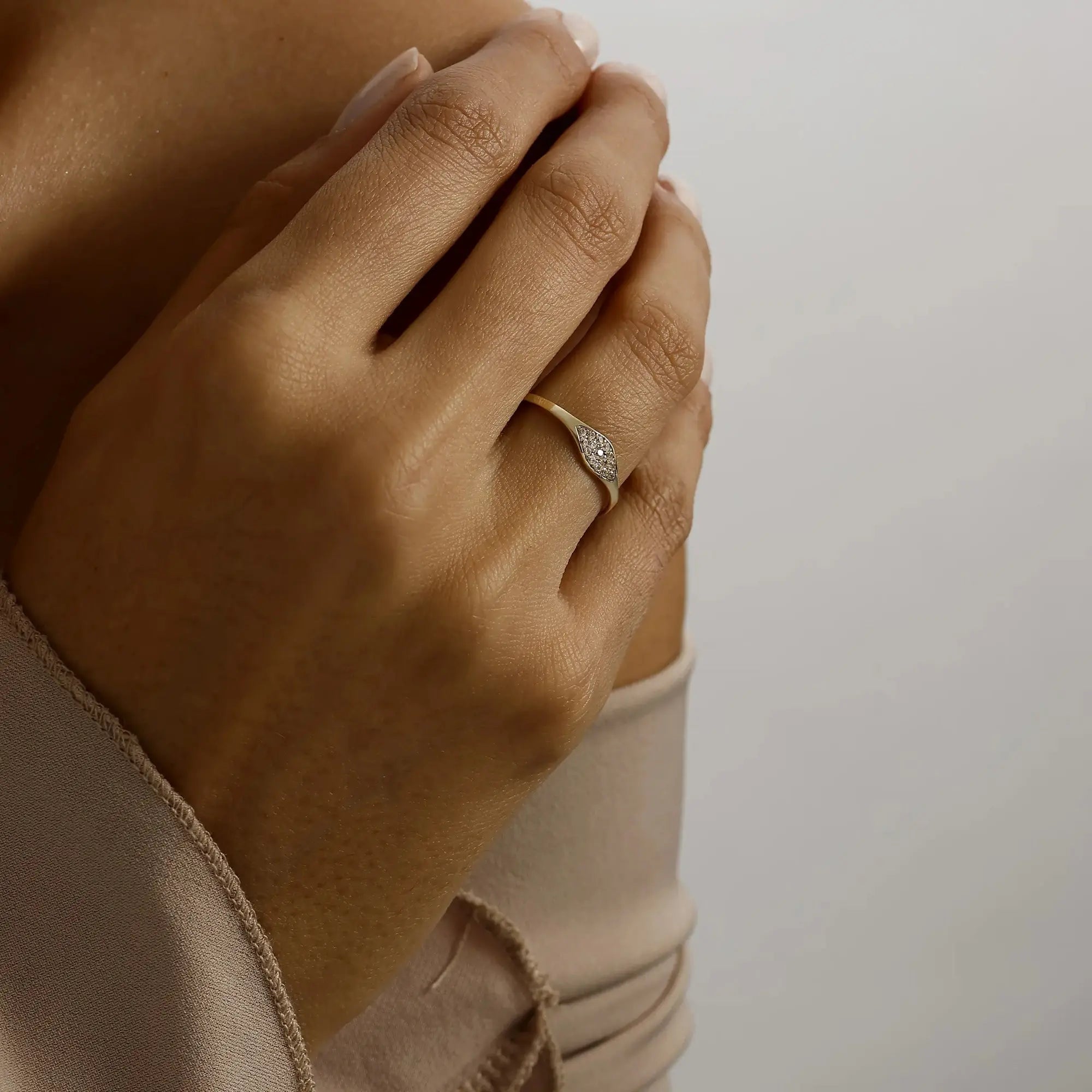 14 Ayar Altın Göz Figürlü Mini Yüzük