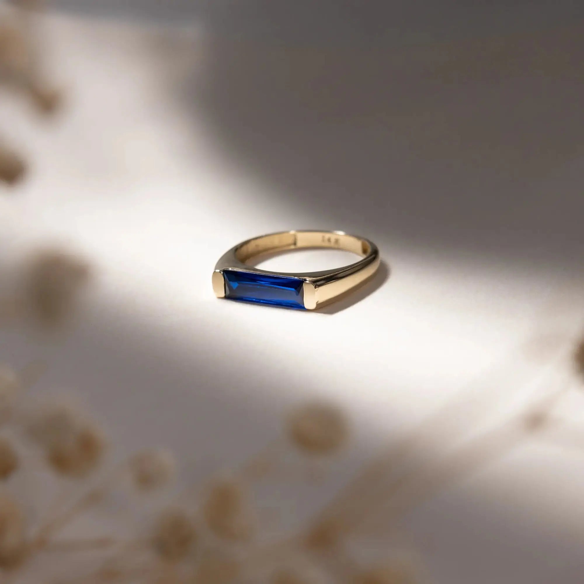 14 Ayar Altın Lacivert Taşlı Yüzük