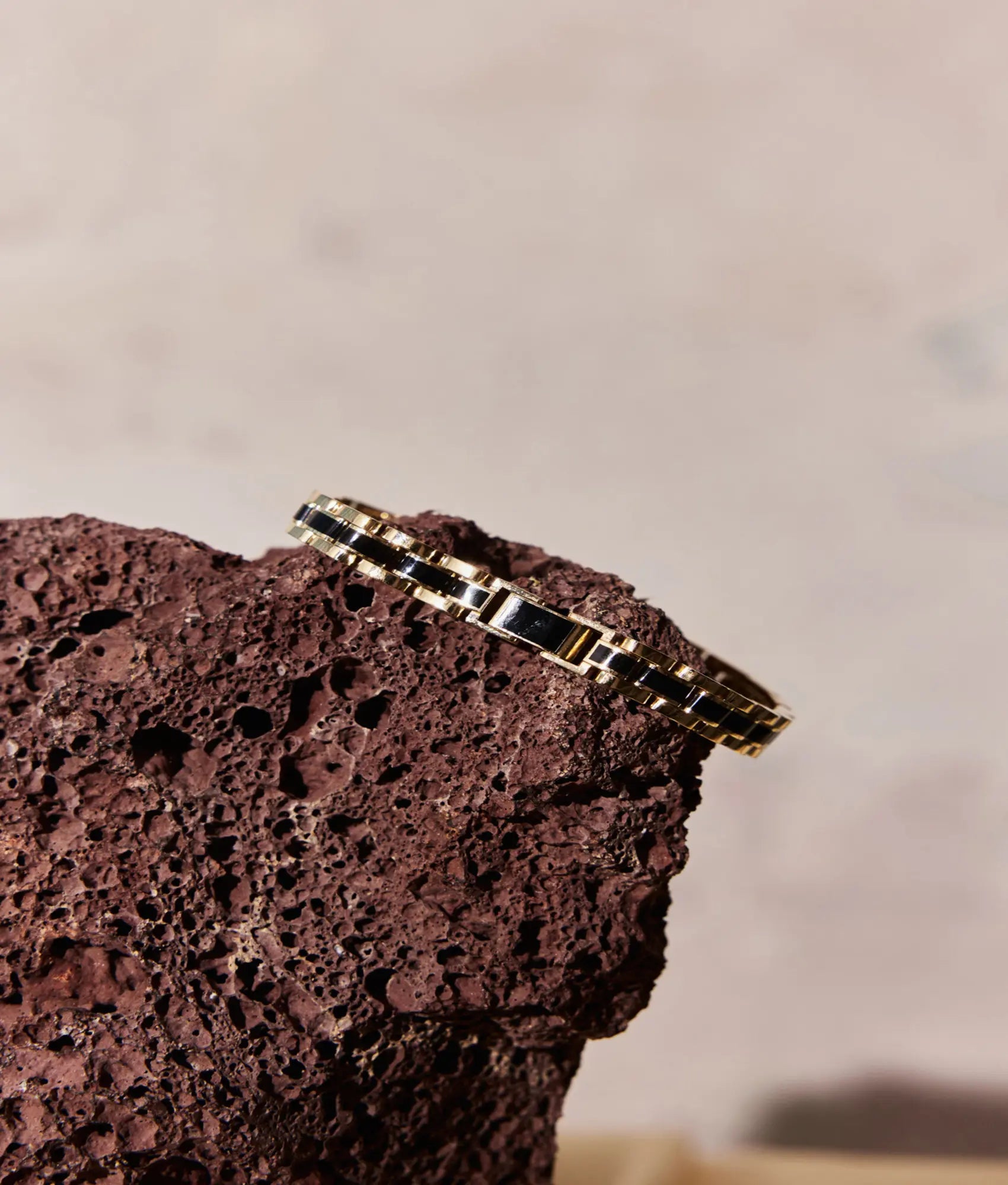 14 Ayar Altın Siyah Şeritli Bileklik