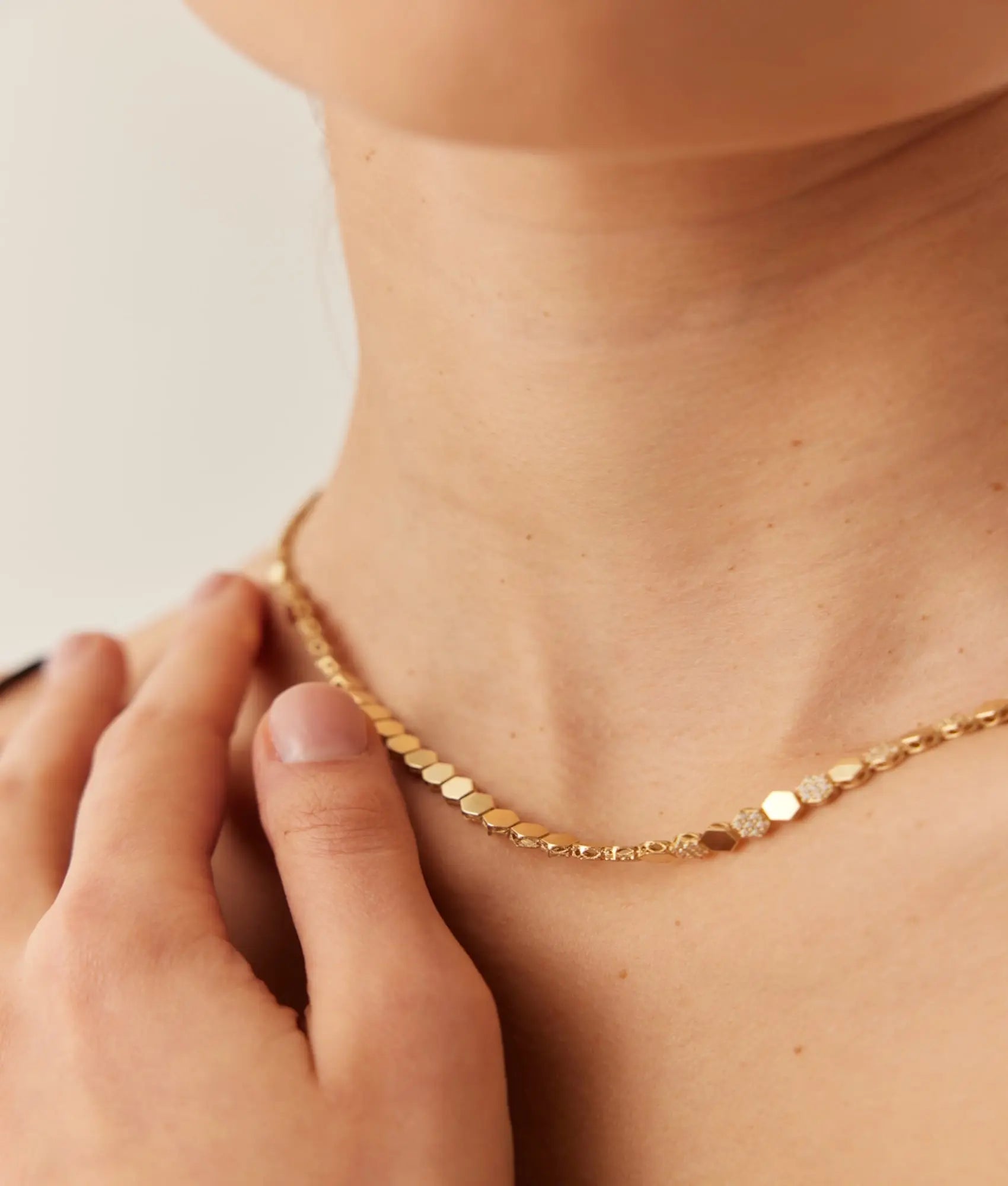 14 Ayar Altın Taşlı Altıgen Sarmalı Kolye