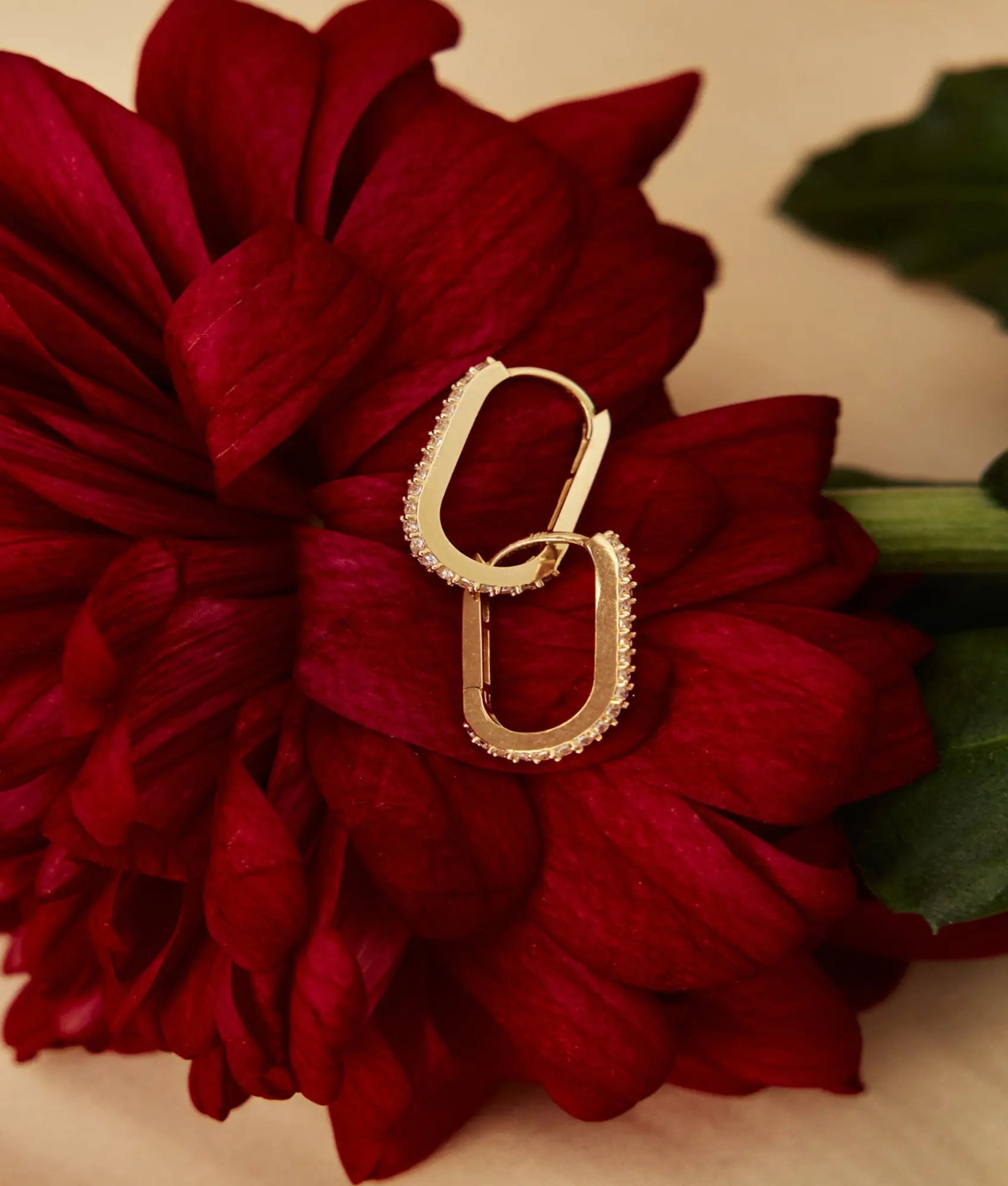 14 Ayar Altın Taşlı Ataç Küpe 1 cm