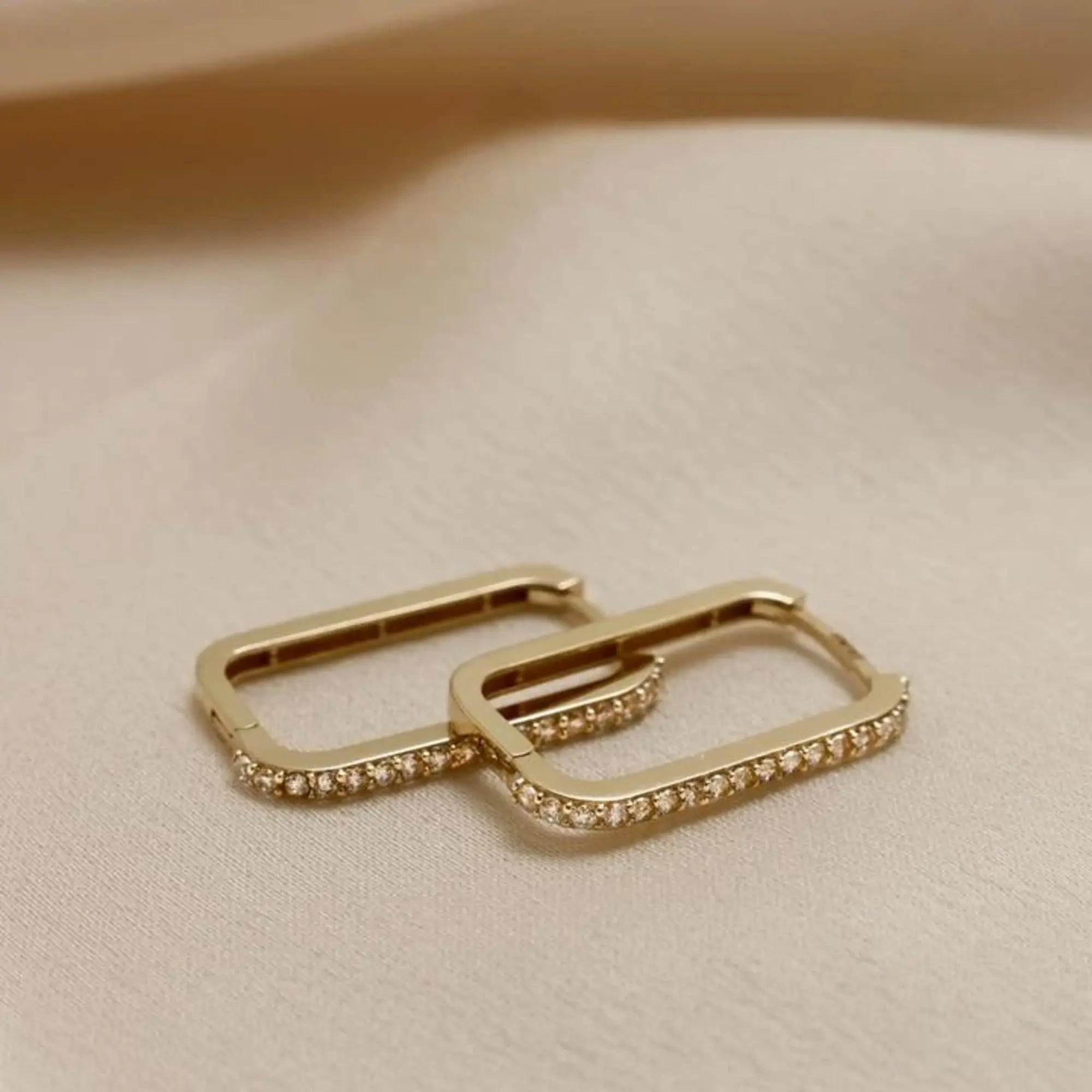 14 Ayar Altın Taşlı Ataç Küpe - M