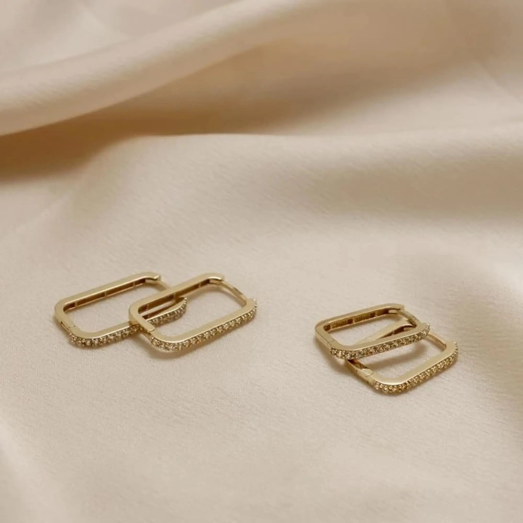 14 Ayar Altın Taşlı Ataç Küpe - M