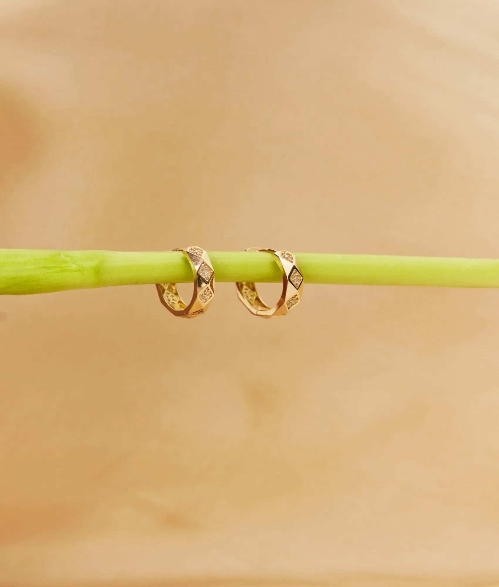 14 Ayar Altın Taşlı Baklava Dilim Halka Küpe 1,7 cm
