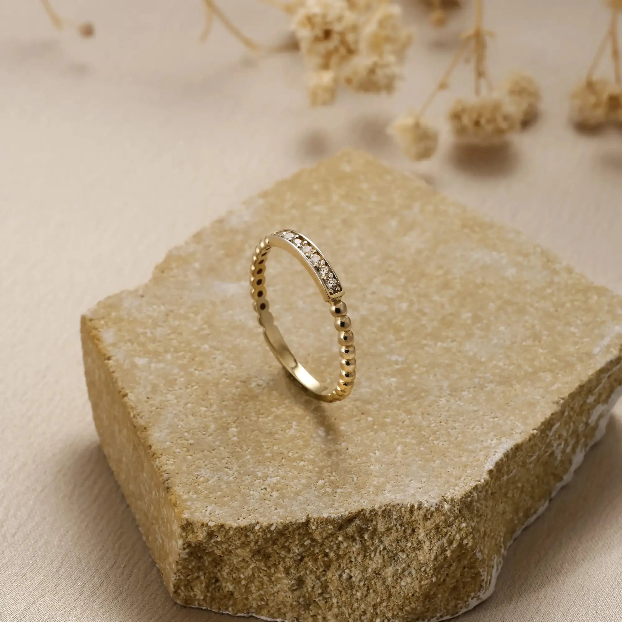 14 Ayar Altın Taşlı Bombeli Mini Yüzük