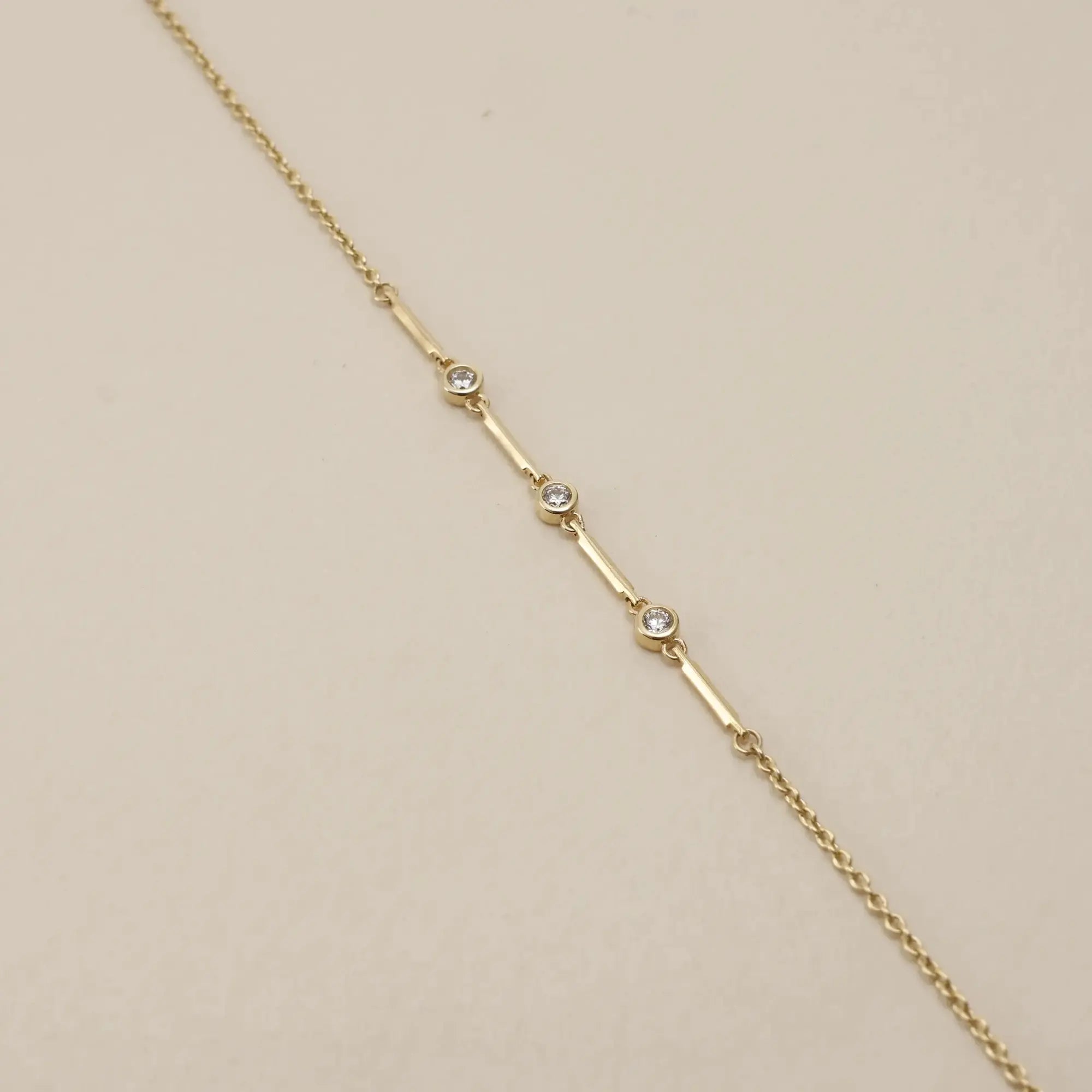 14 Ayar Altın Taşlı Figür Bileklik