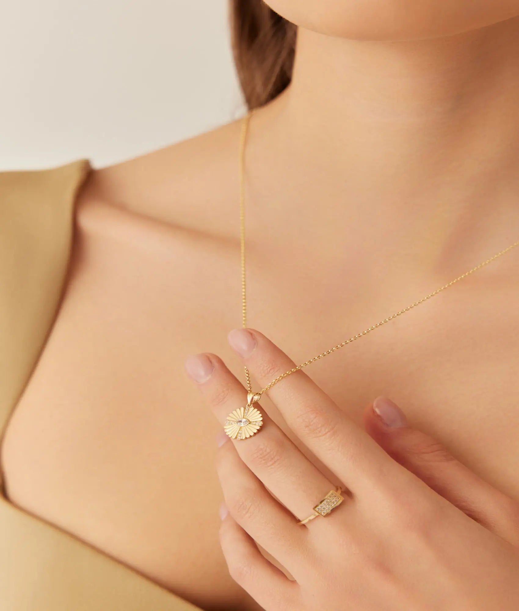 14 Ayar Altın Taşlı Güneş Işıltılı Kolye