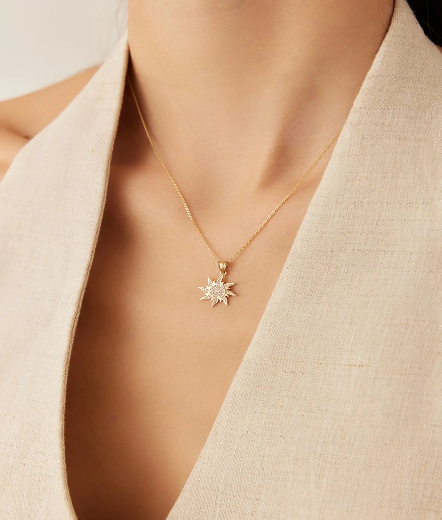 14 Ayar Altın Taşlı Güneş Kolye