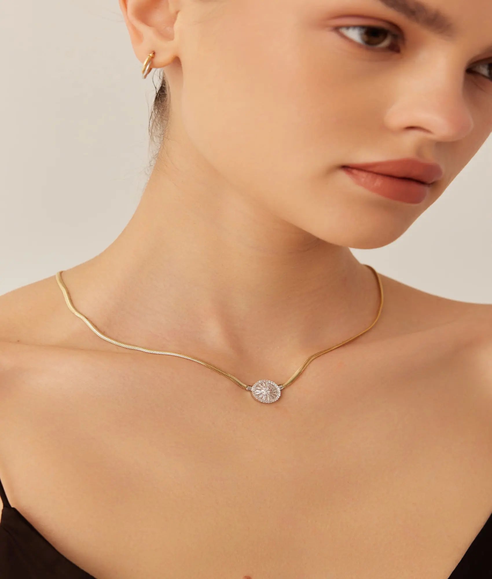 14 Ayar Altın Taşlı Güneş Mührü Kolye