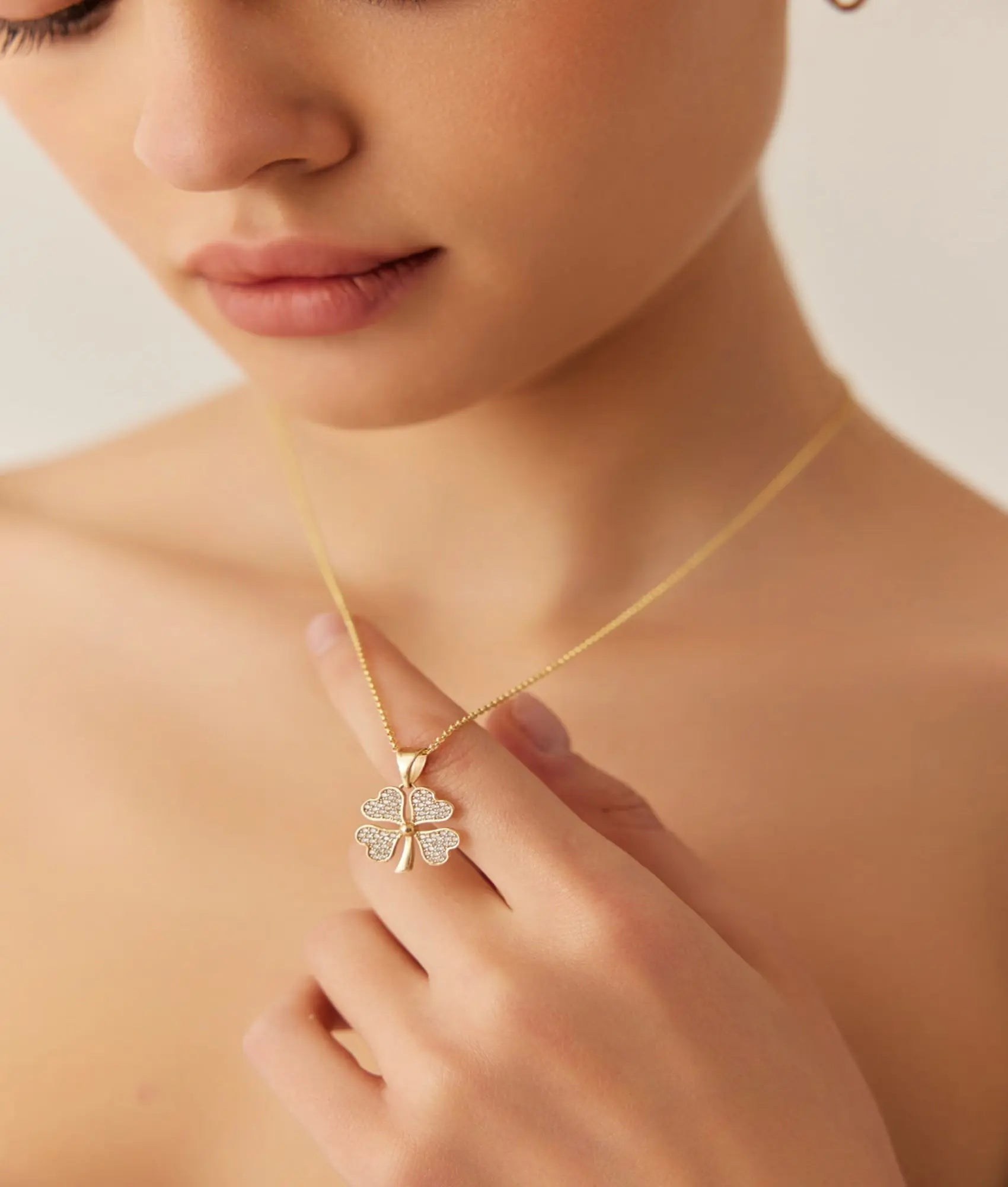 14 Ayar Altın Taşlı Işıltılı Yonca Kolye