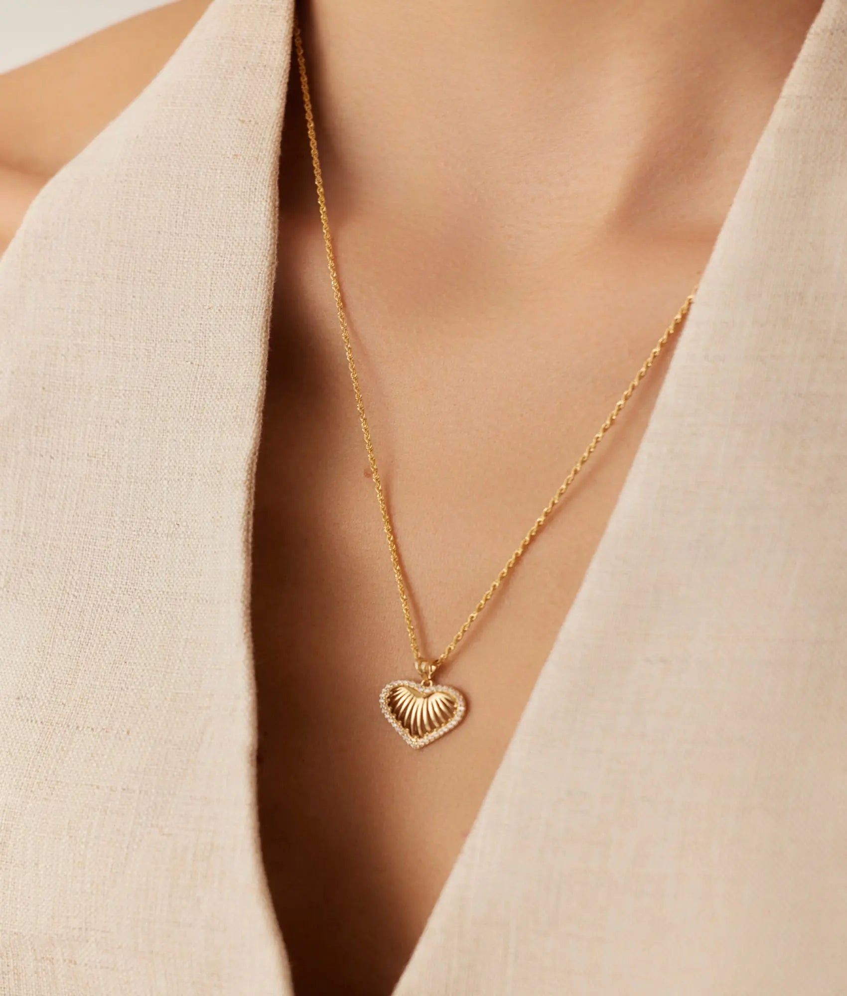 14 Ayar Altın Taşlı Kalem Çizgili Kalp Kolye