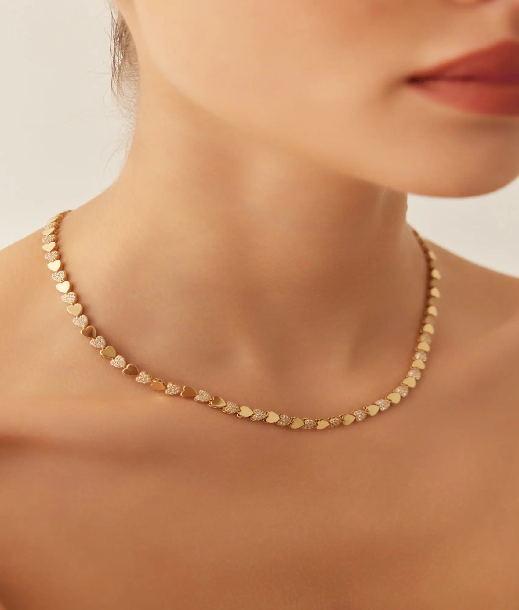 14 Ayar Altın Taşlı Kalp Sıralı Kolye