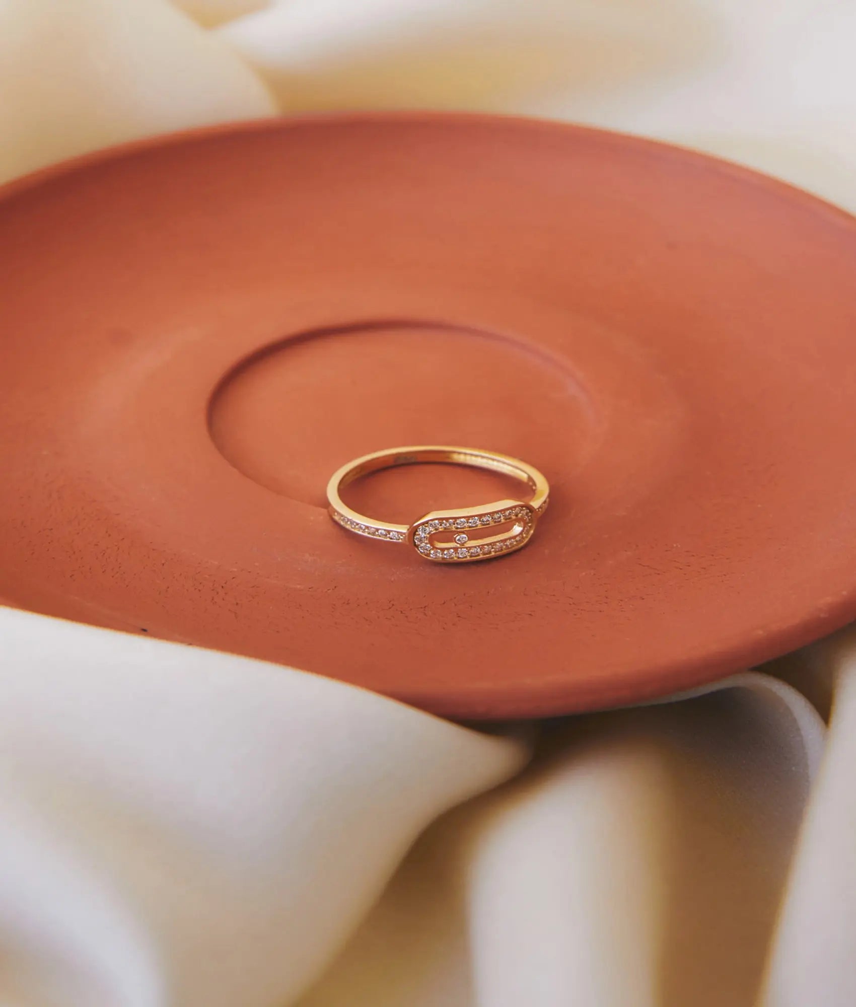 14 Ayar Altın Taşlı Kilit Yüzük