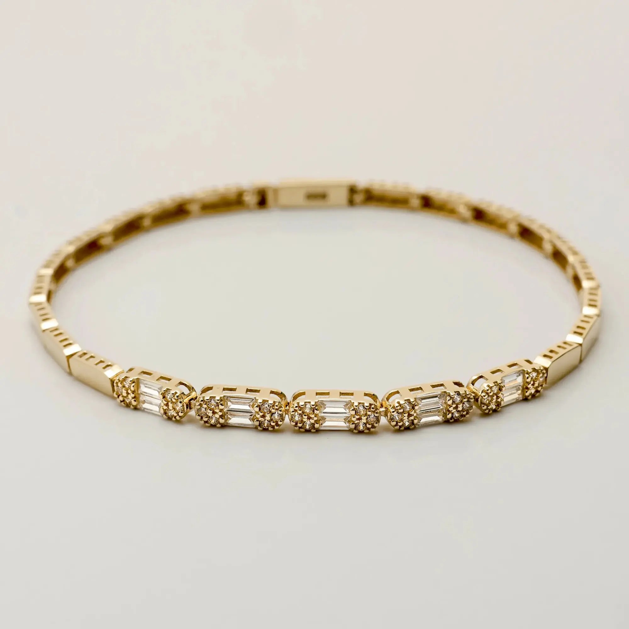 14 Ayar Altın Taşlı Trend Bileklik