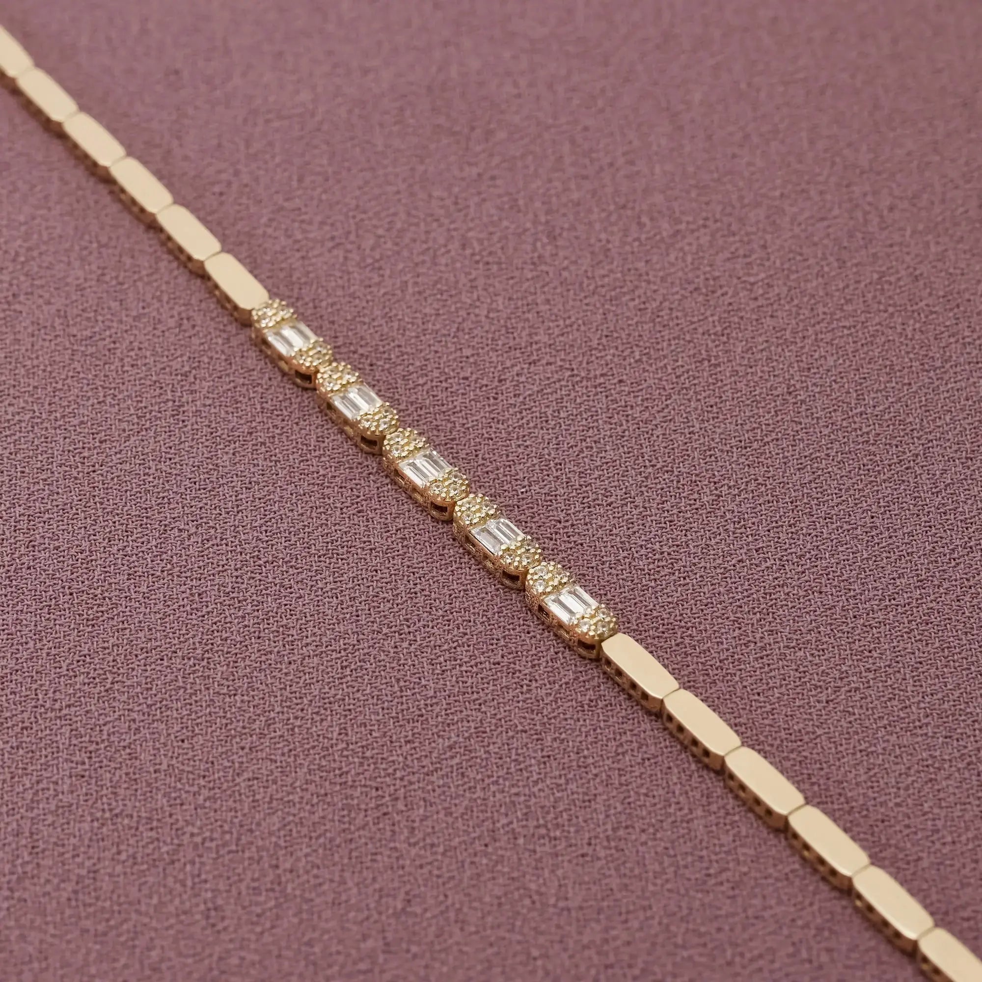 14 Ayar Altın Taşlı Trend Bileklik