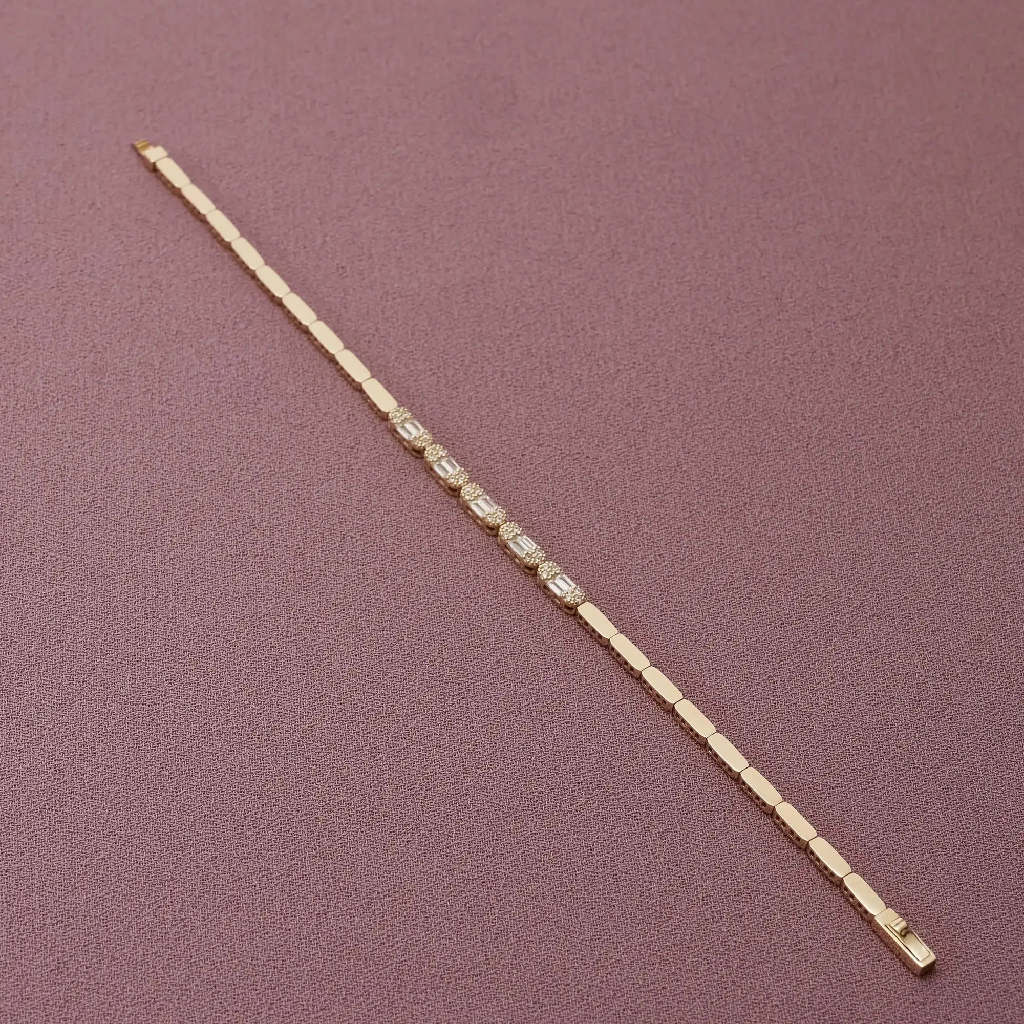 14 Ayar Altın Taşlı Trend Bileklik