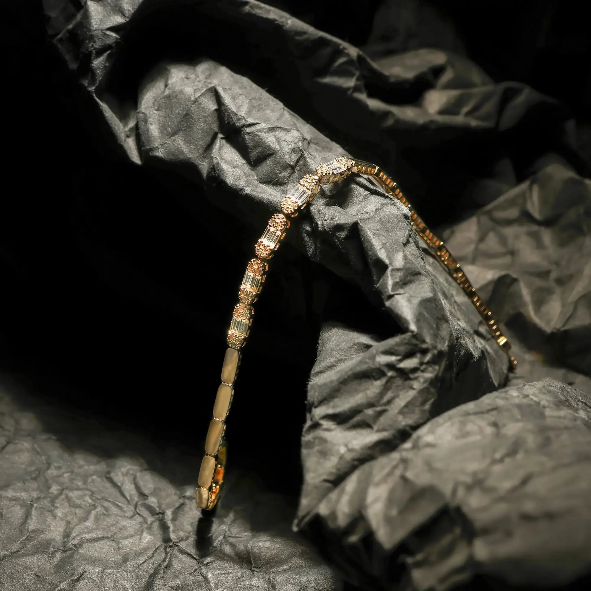 14 Ayar Altın Taşlı Trend Bileklik