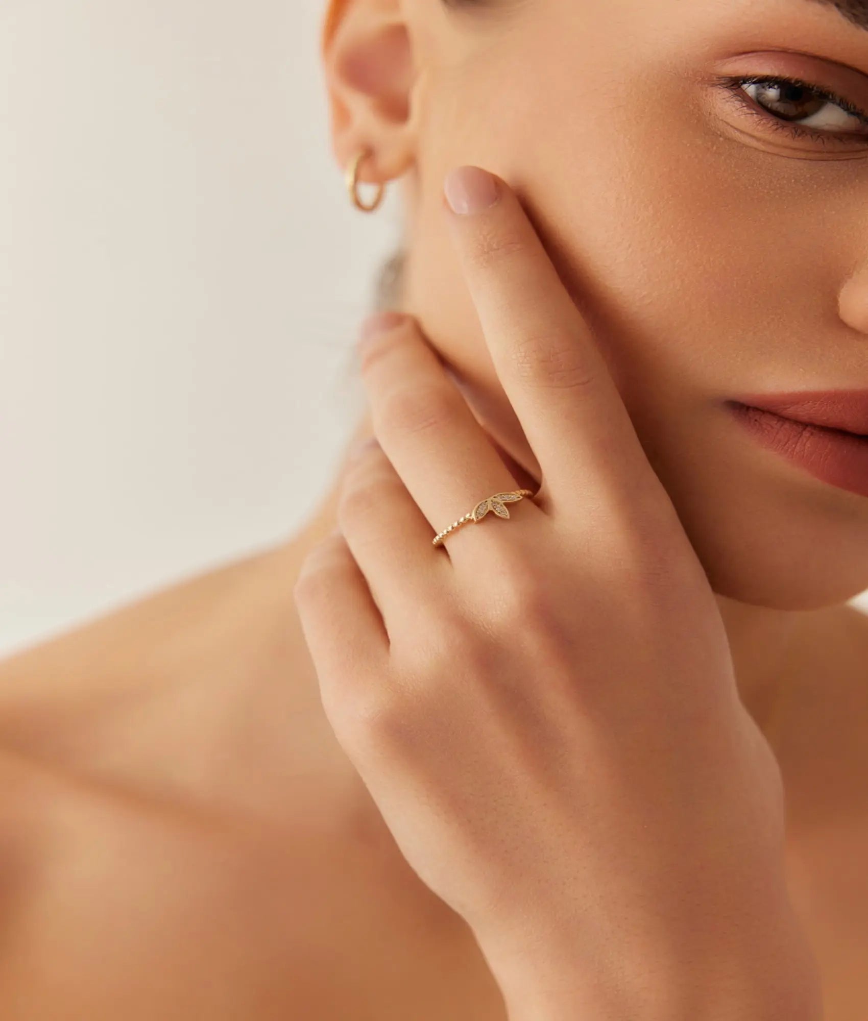 14 Ayar Altın Taşlı Üç Yapraklı Yüzük