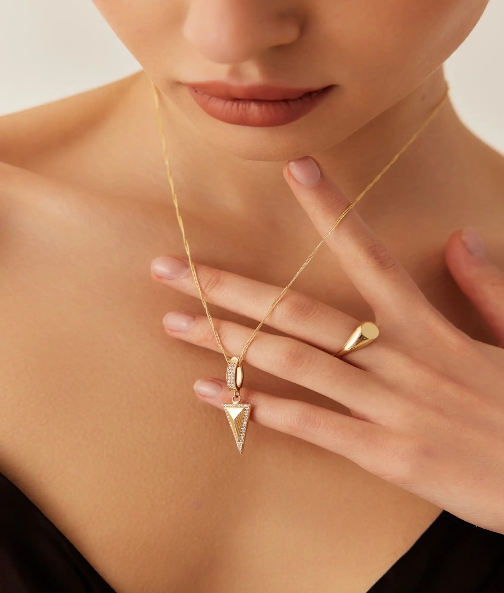 14 Ayar Altın Taşlı Üçgen Kolye