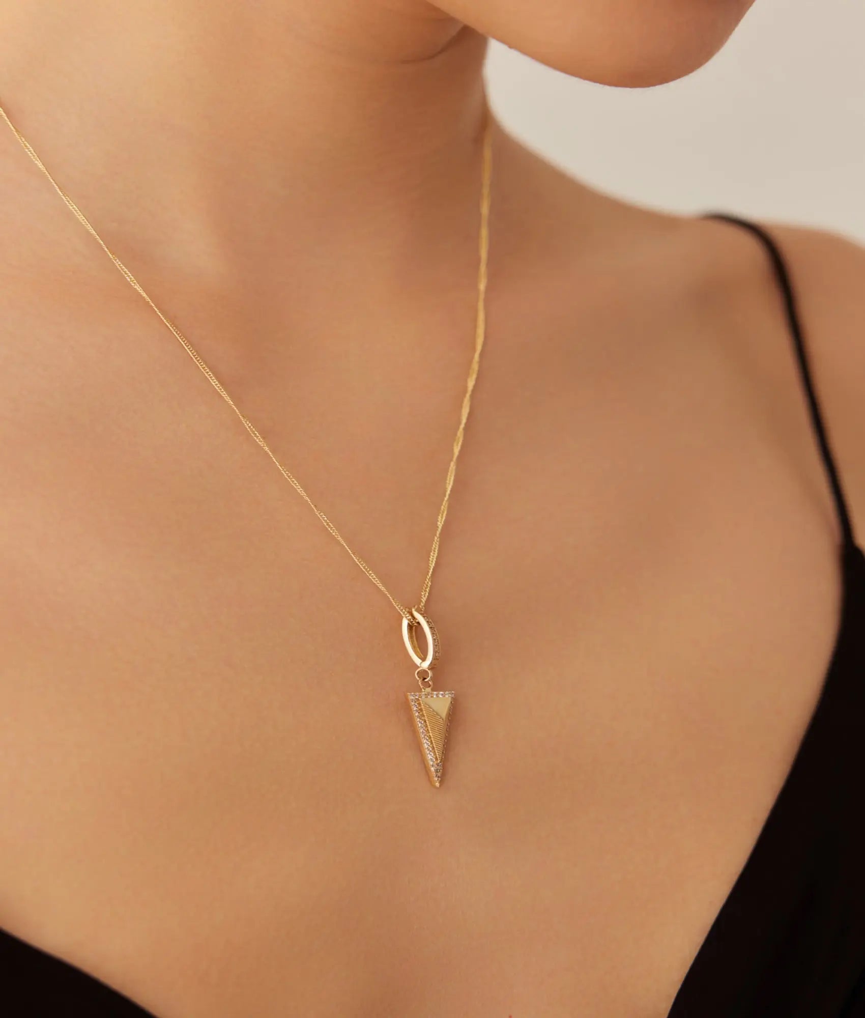 14 Ayar Altın Taşlı Üçgen Kolye