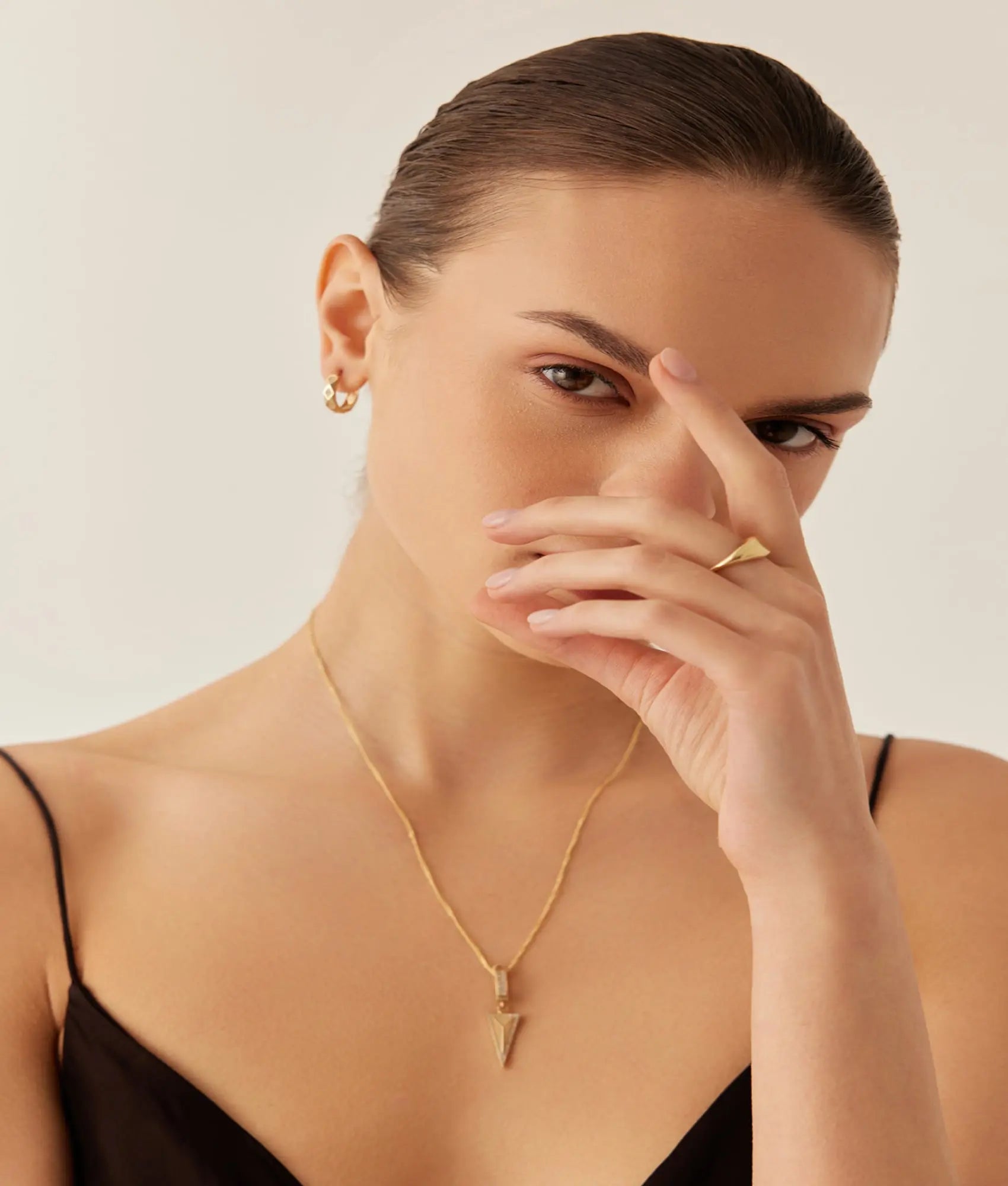 14 Ayar Altın Taşlı Üçgen Kolye