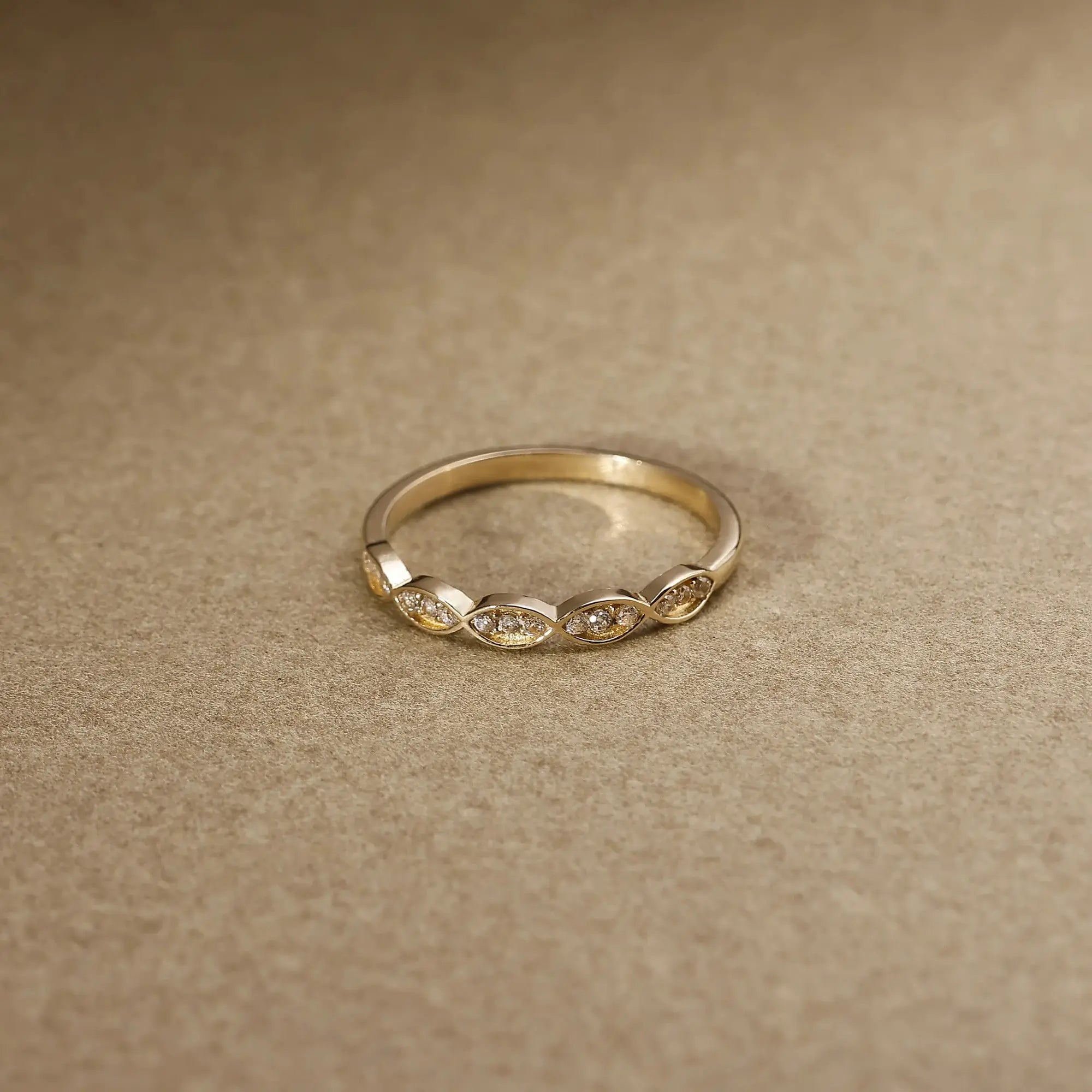 14 Ayar Altın Taşlı Yaprak Figürlü Yüzük