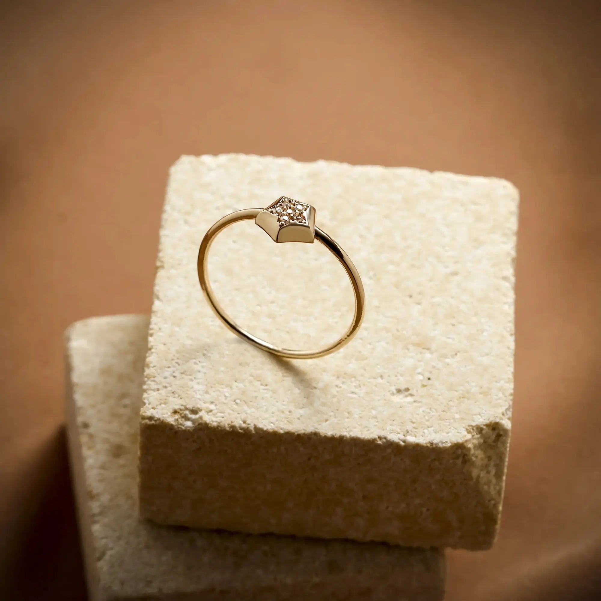 14 Ayar Altın Taşlı Yıldız Figürlü Yüzük