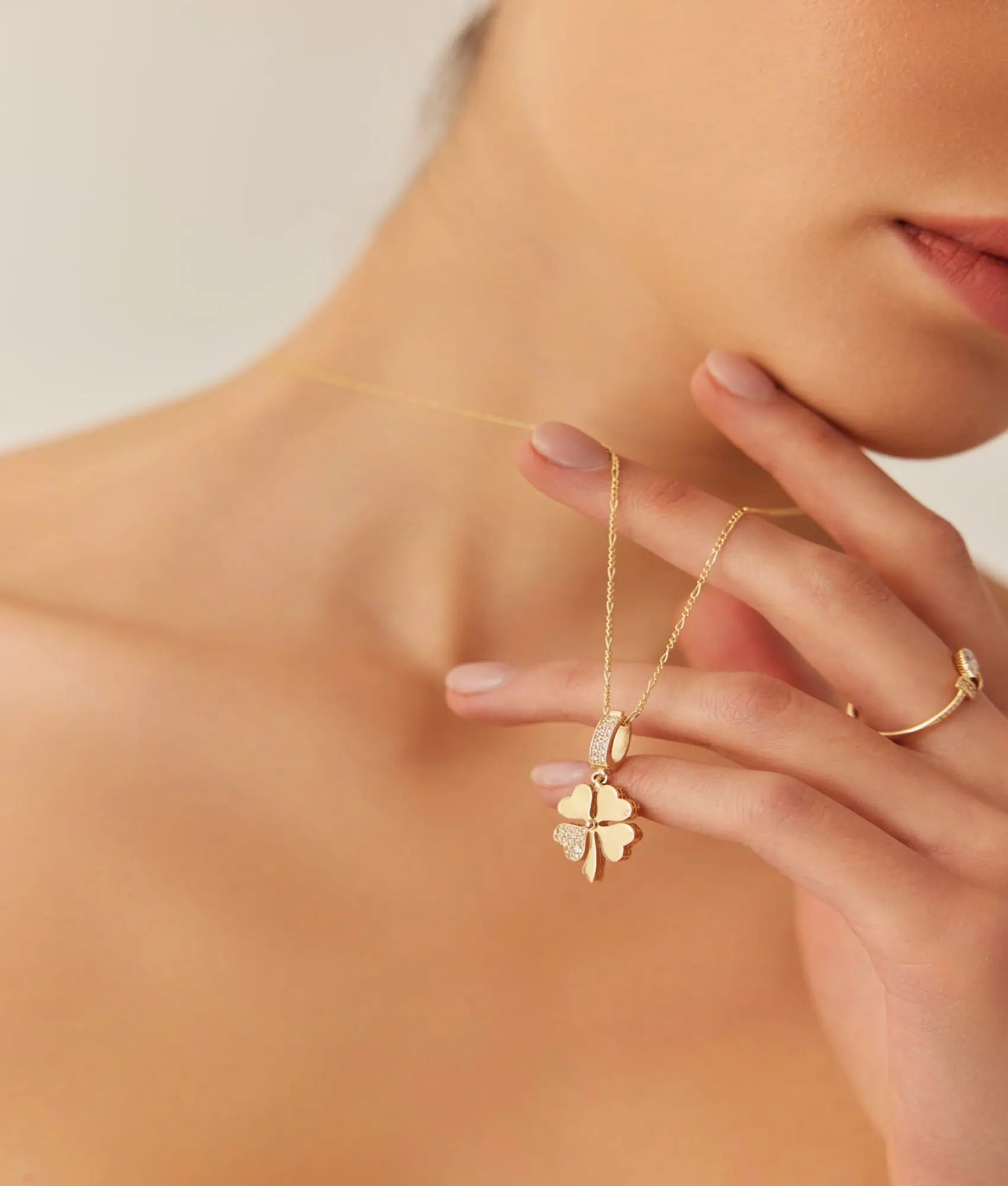 14 Ayar Altın Taşlı Yonca Kolye