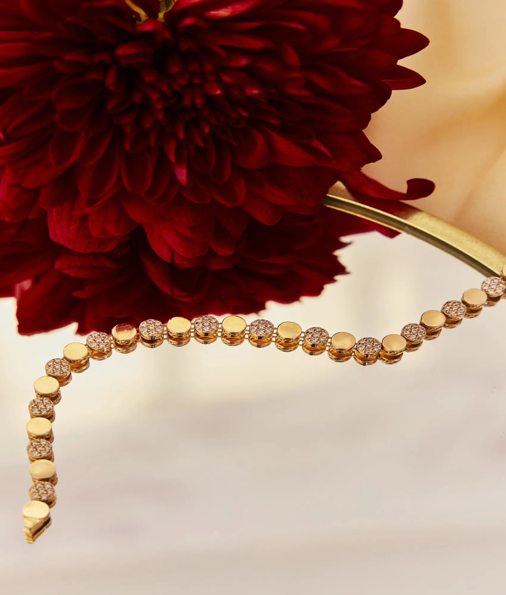 14 Ayar Altın Taşlı Yuvarlak Figürlü Bileklik