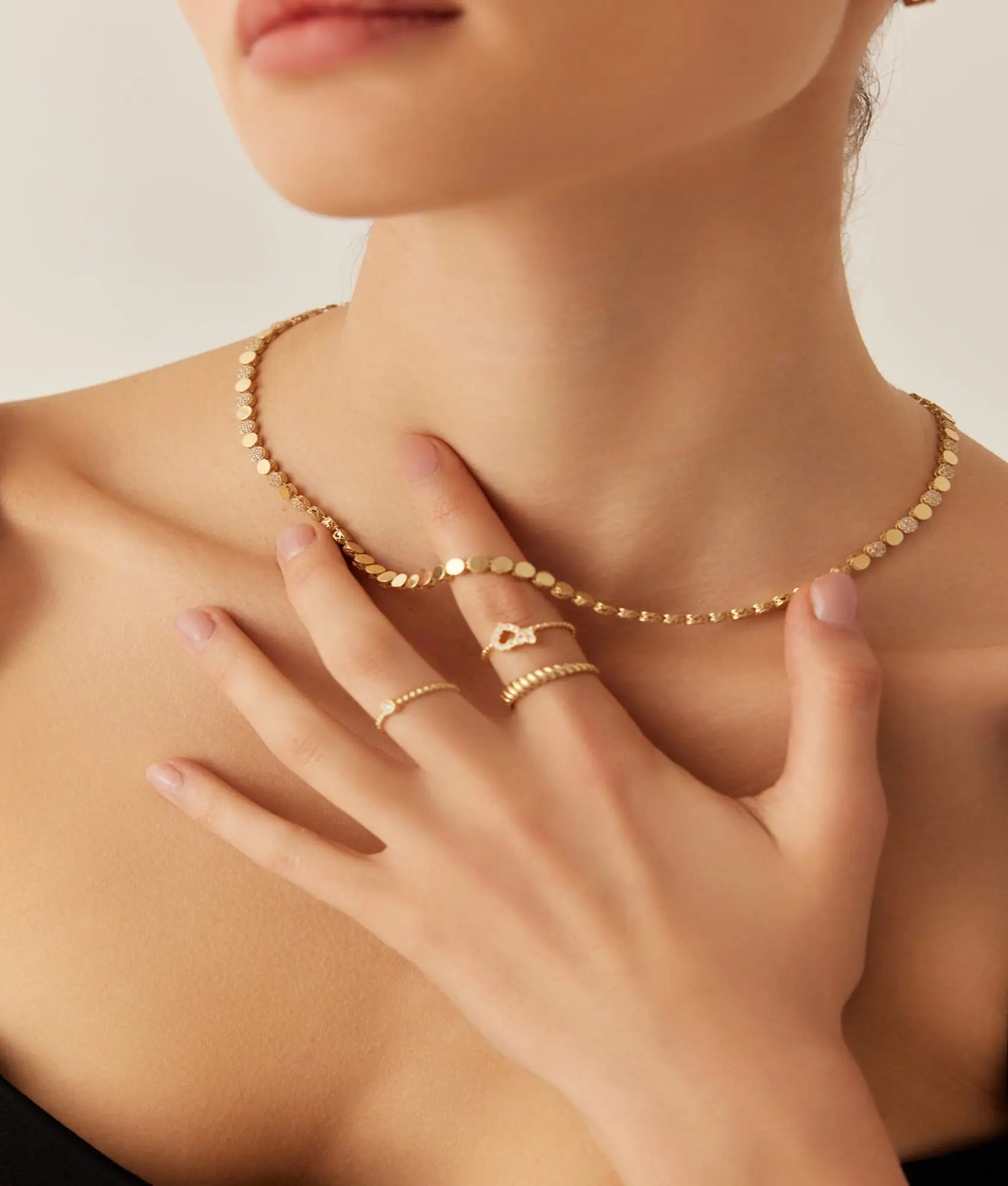 14 Ayar Altın Taşlı Yuvarlak Figürlü Kolye