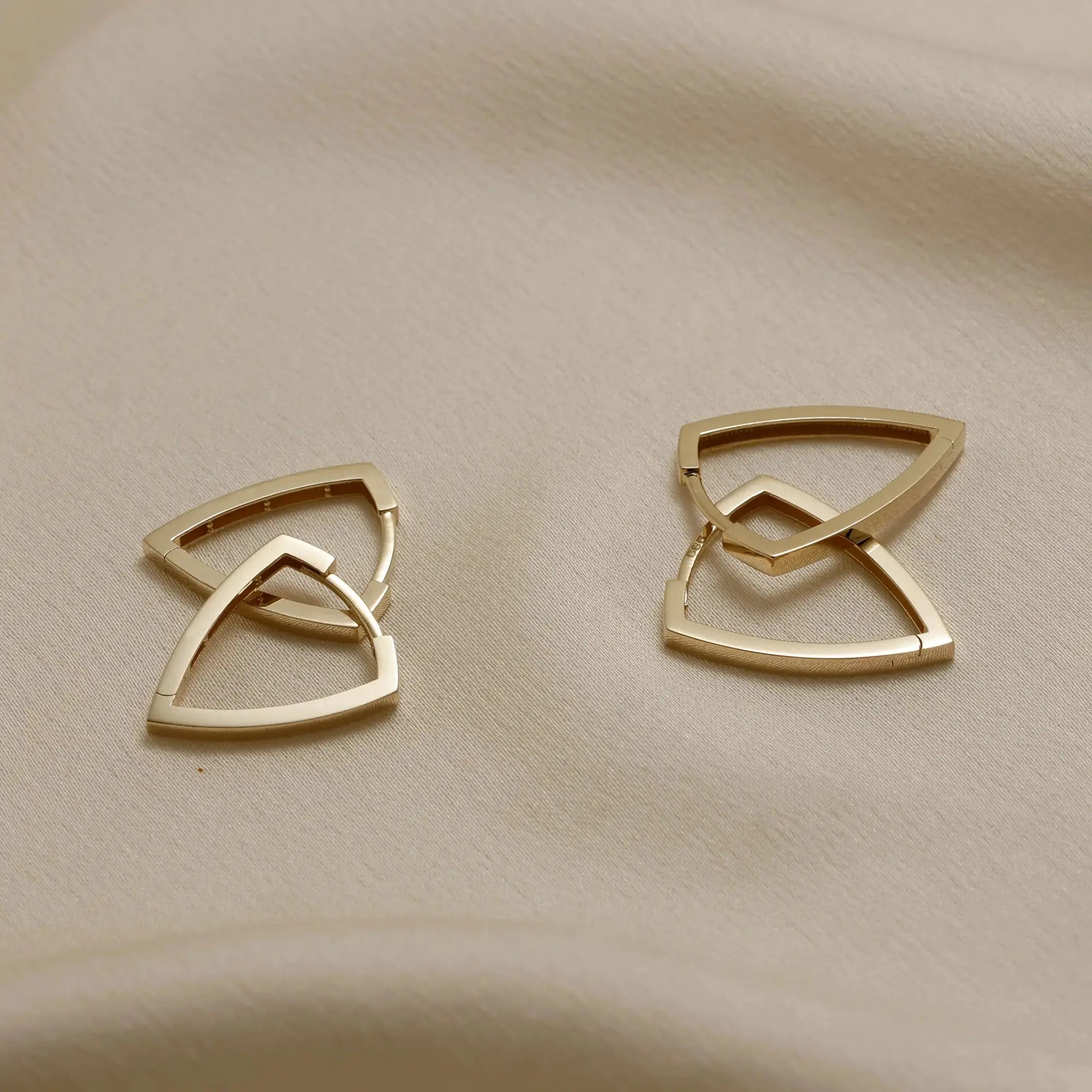 14 Ayar Altın Taşsız Üçgen Küpe - S