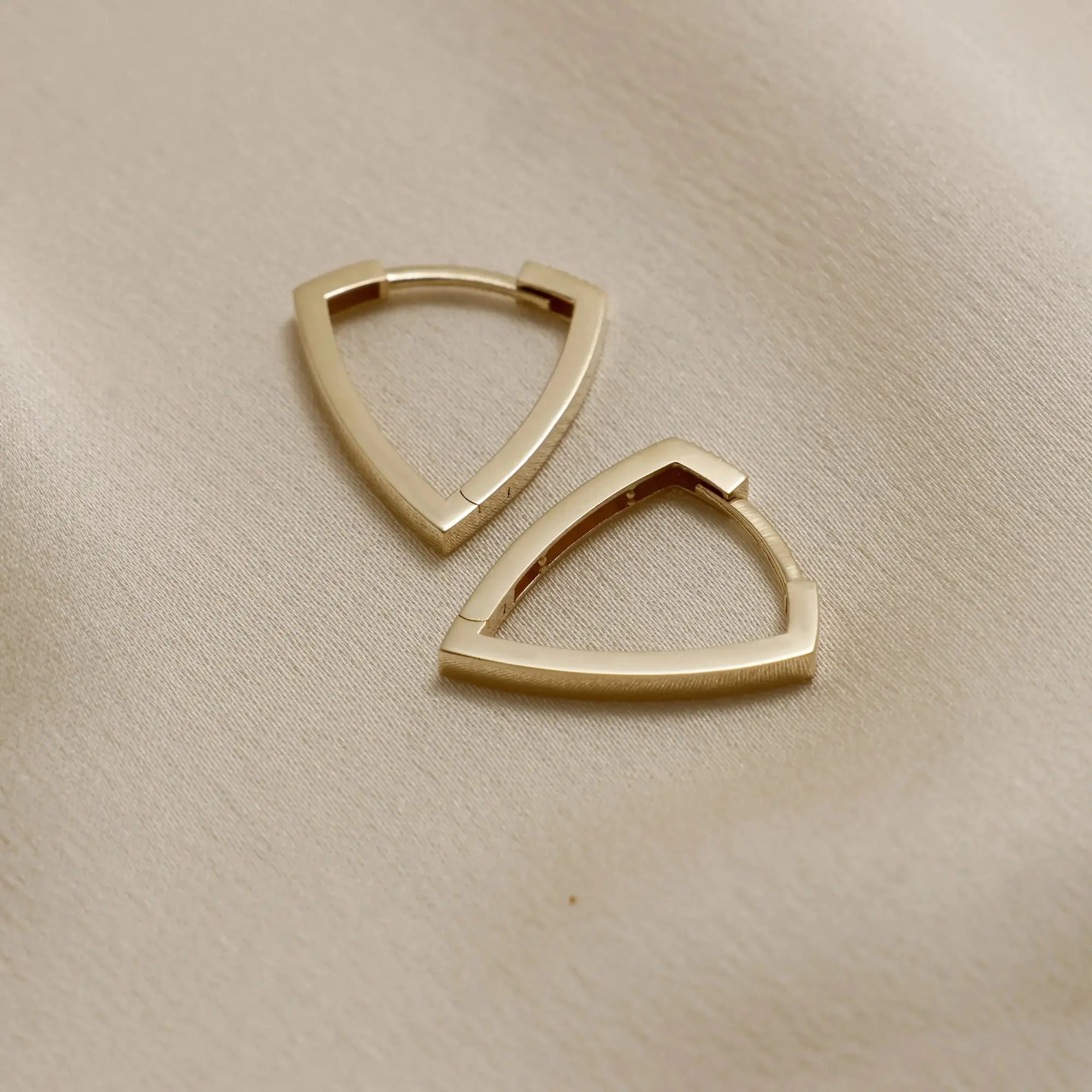 14 Ayar Altın Taşsız Üçgen Küpe - S