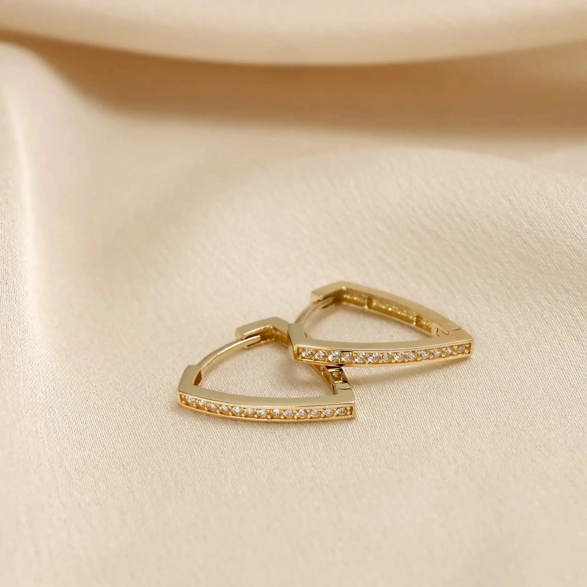 14 Ayar Altın Üçgen Taşlı Küpe