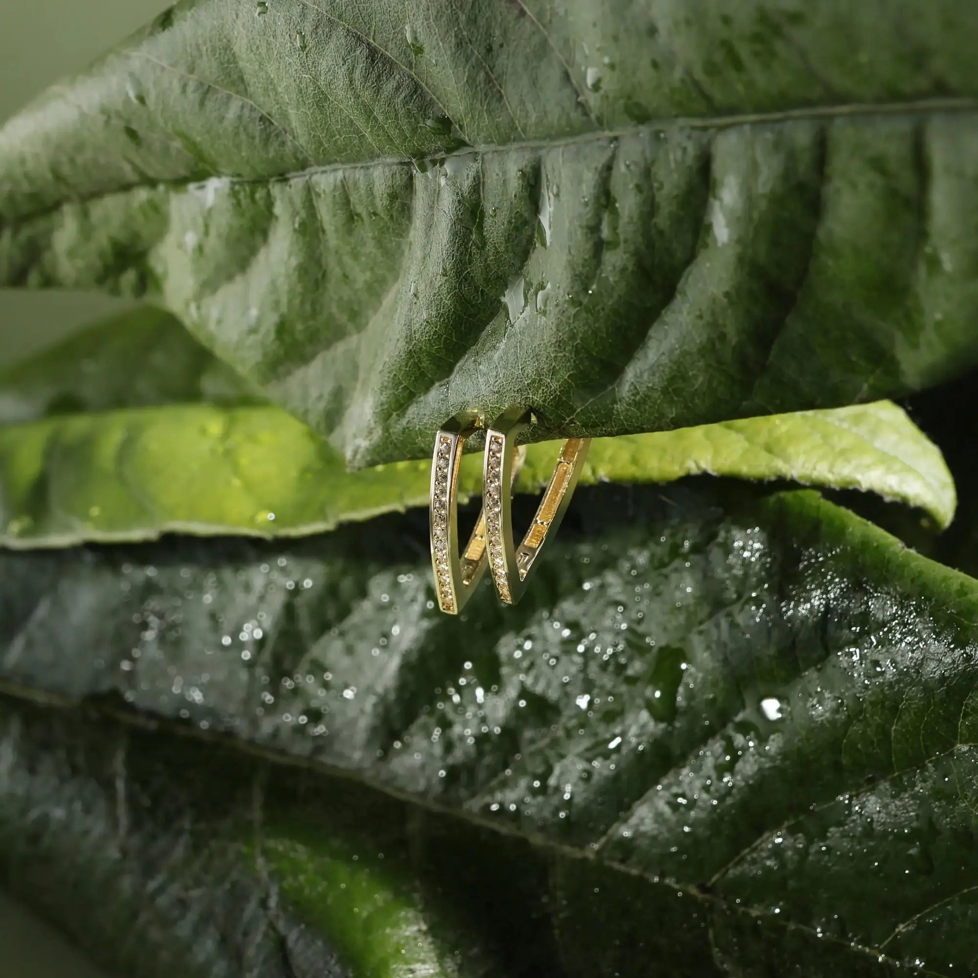 14 Ayar Altın Üçgen Taşlı Küpe