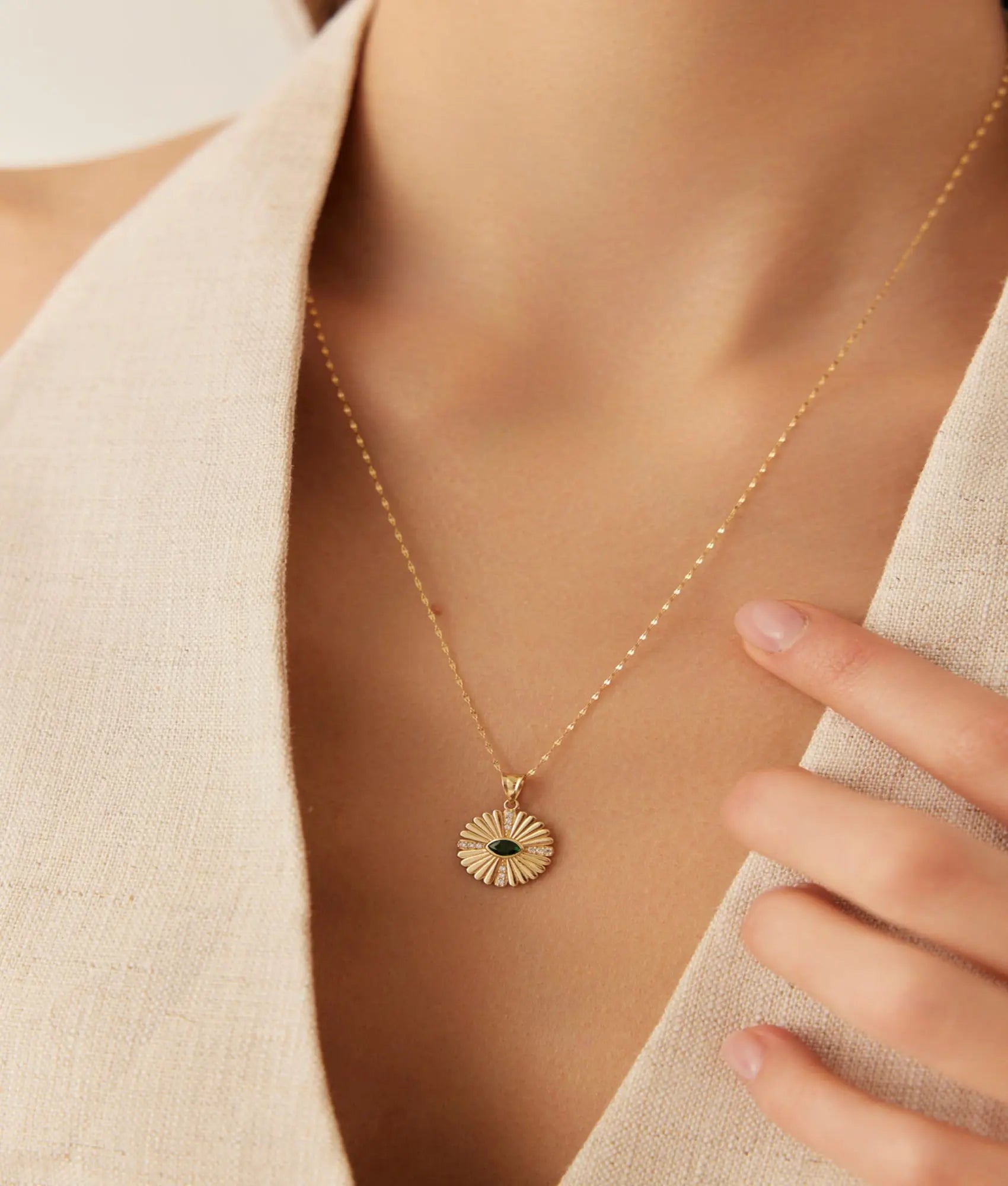 14 Ayar Altın Yeşil Taşlı Güneş Işıltılı Kolye