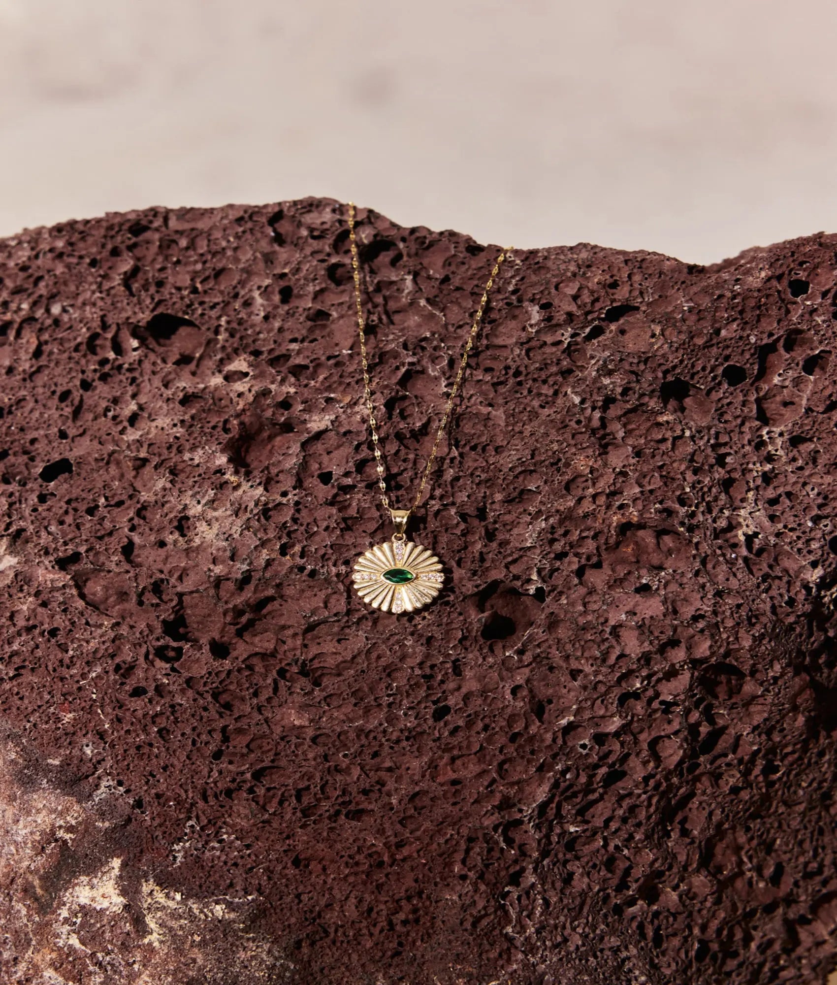 14 Ayar Altın Yeşil Taşlı Güneş Işıltılı Kolye