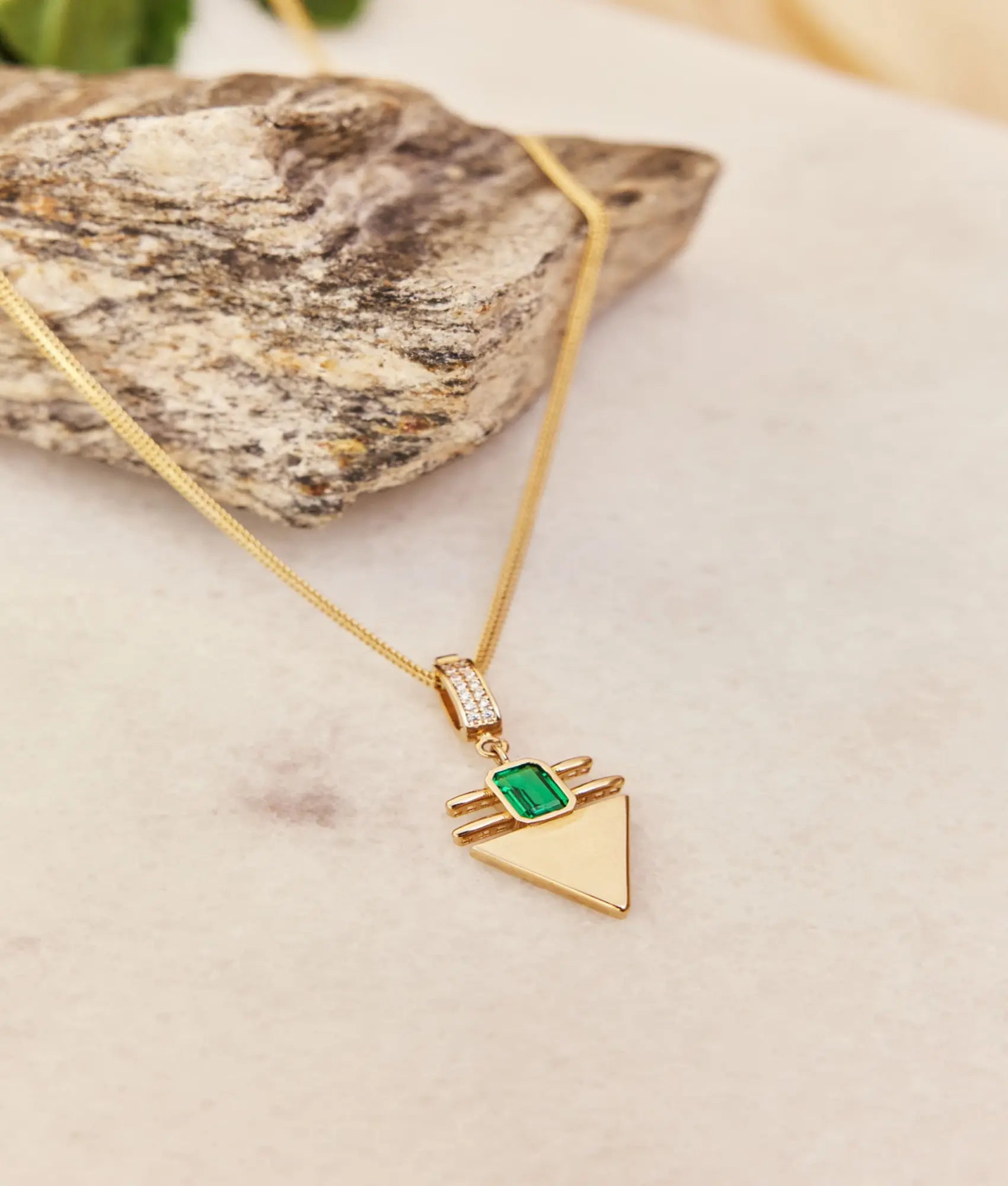 14 Ayar Altın Yeşil Taşlı Üçgen Kolye