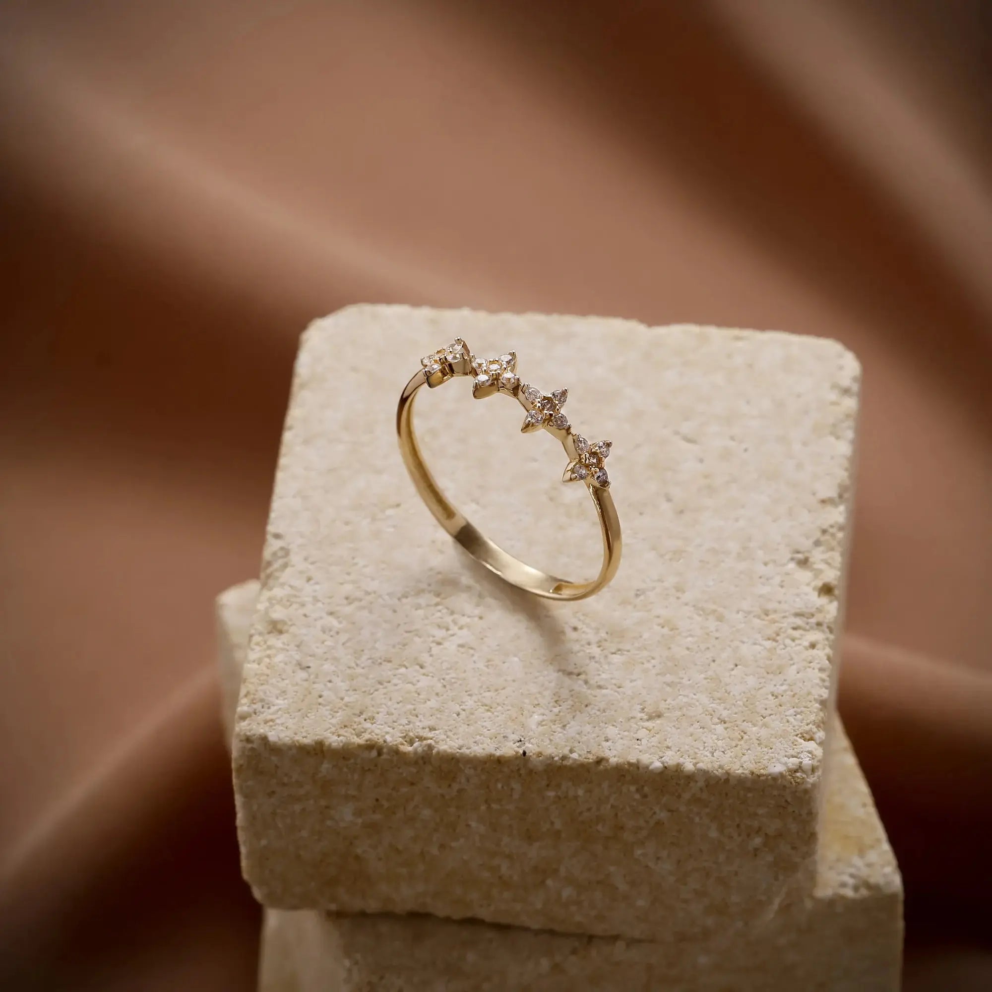 14 Ayar Altın Çiçek Figürlü Mini Yüzük