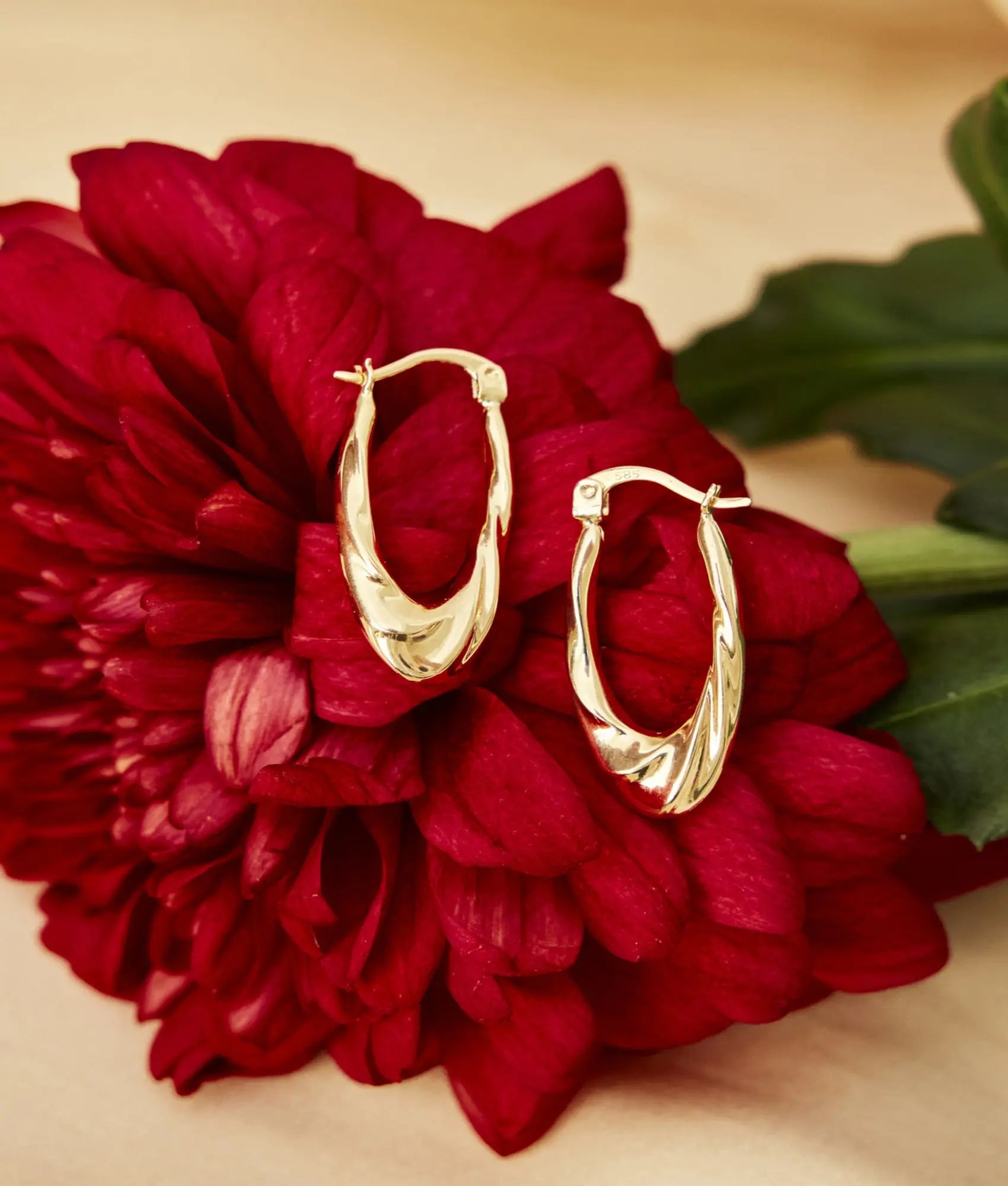 14 Ayar Altın Dalgalı Oval Küpe