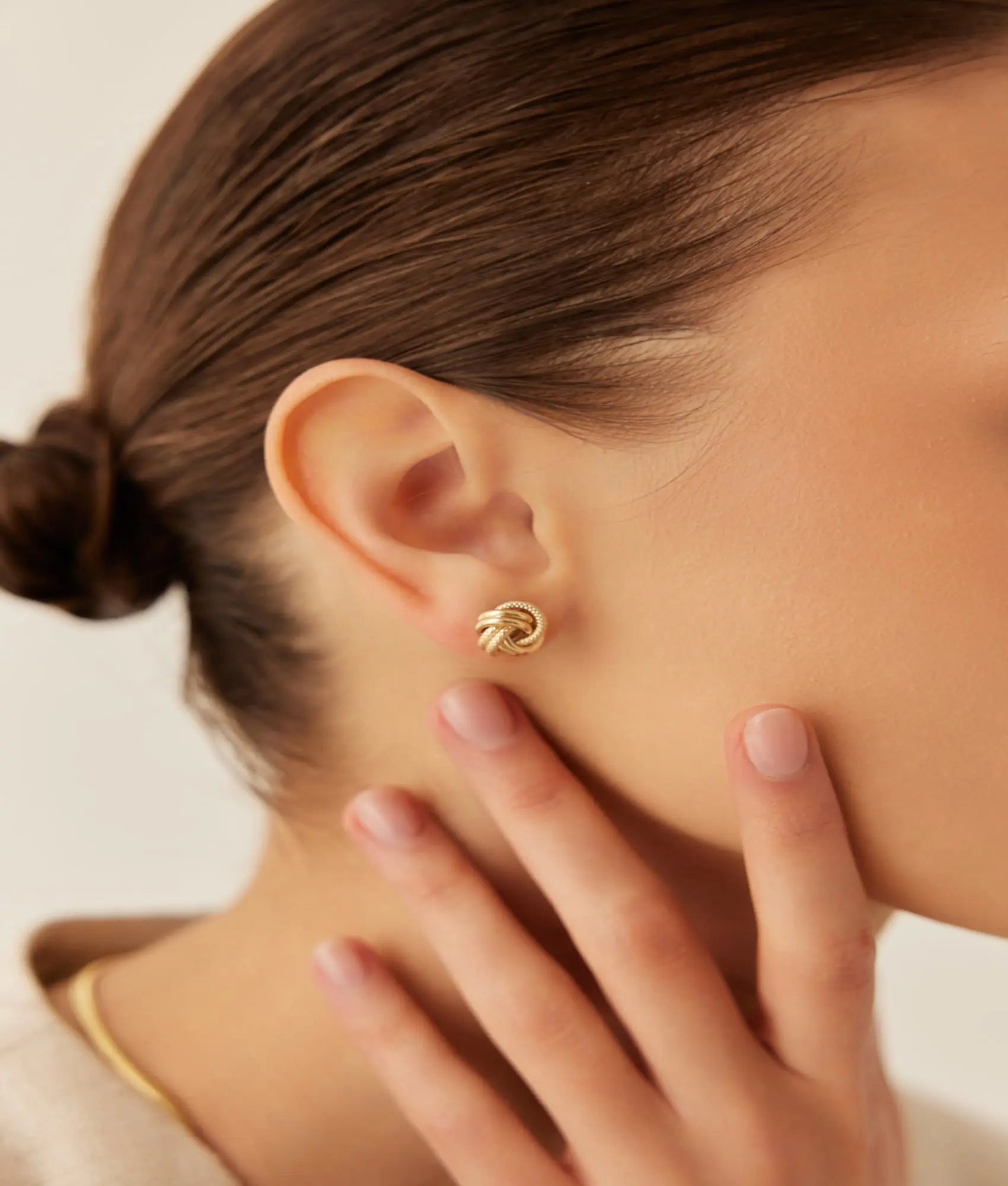 14 Ayar Altın Desenli Çift Düğüm Küpe