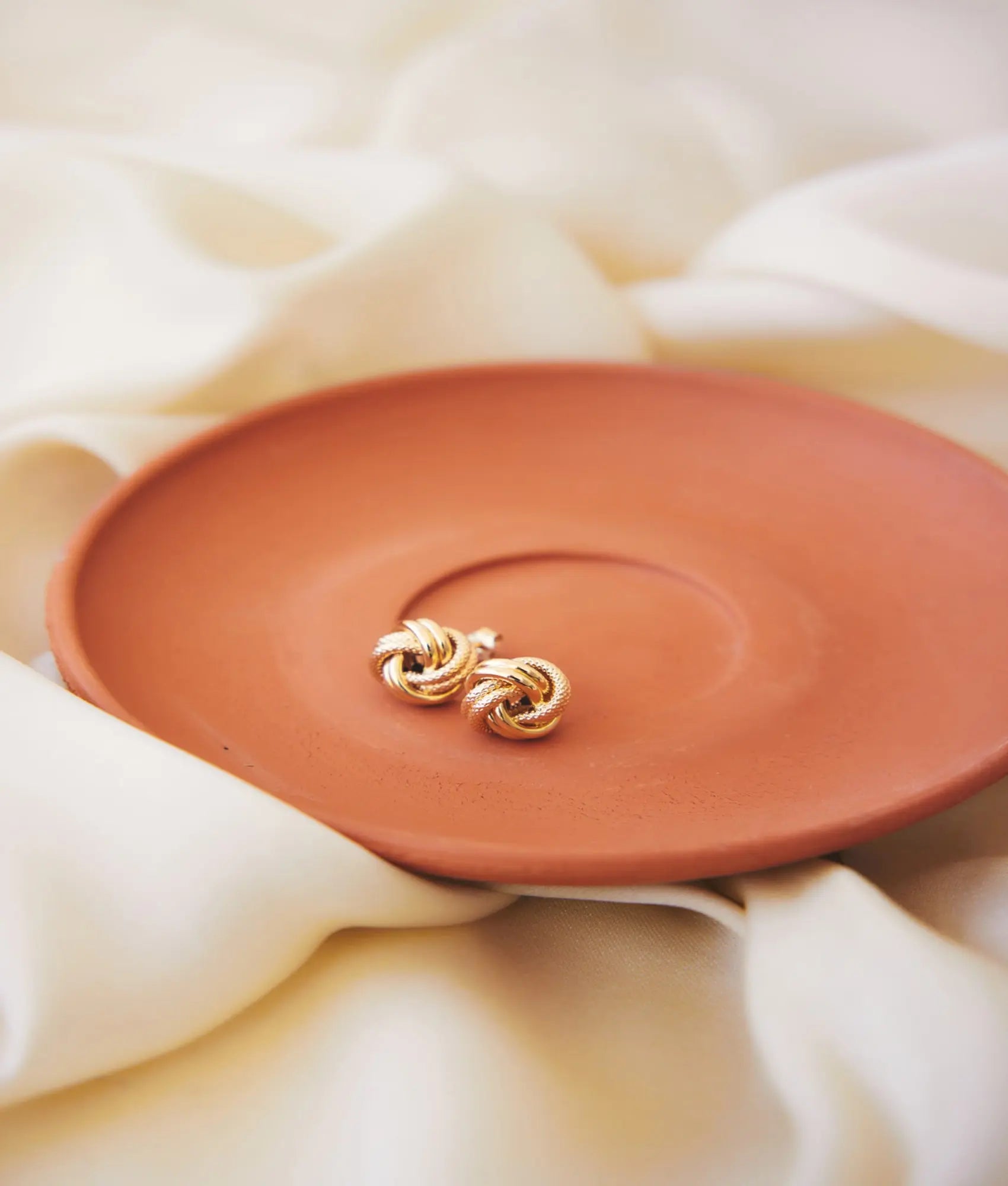 14 Ayar Altın Desenli Çift Düğüm Küpe