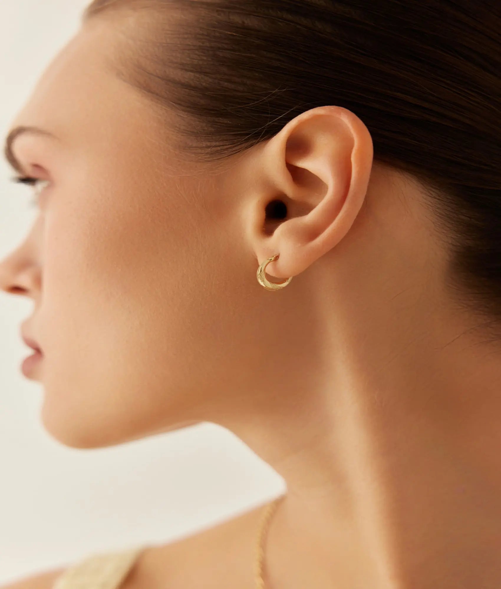 14 Ayar Altın Desenli Oval Küpe