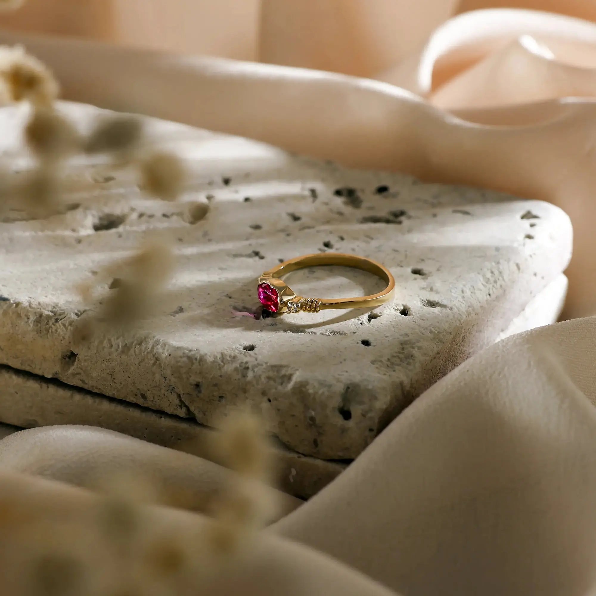 14 Ayar Altın Kırmızı Oval Taşlı Yüzük