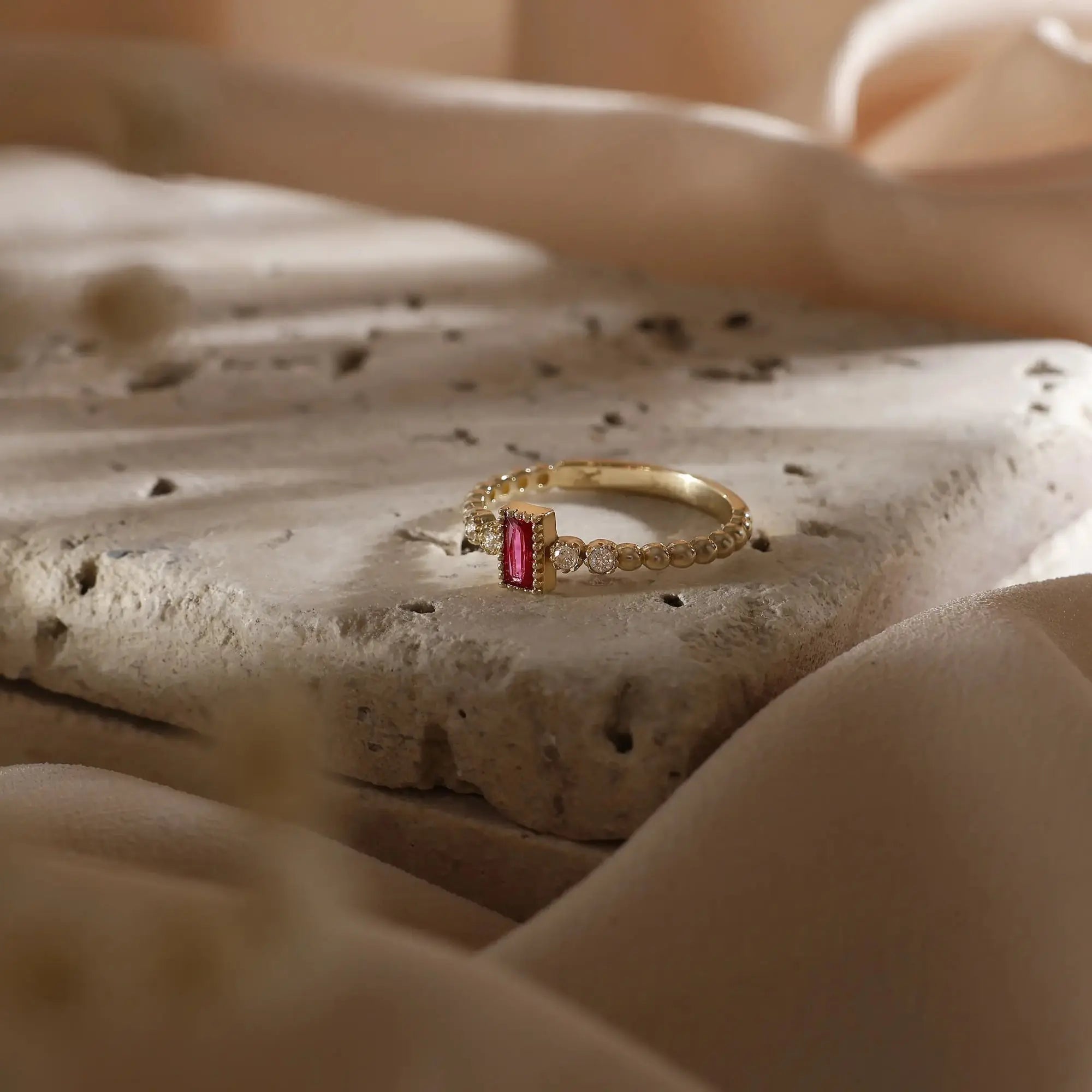 14 Ayar Altın Kırmızı Taşlı Bombeli Yüzük